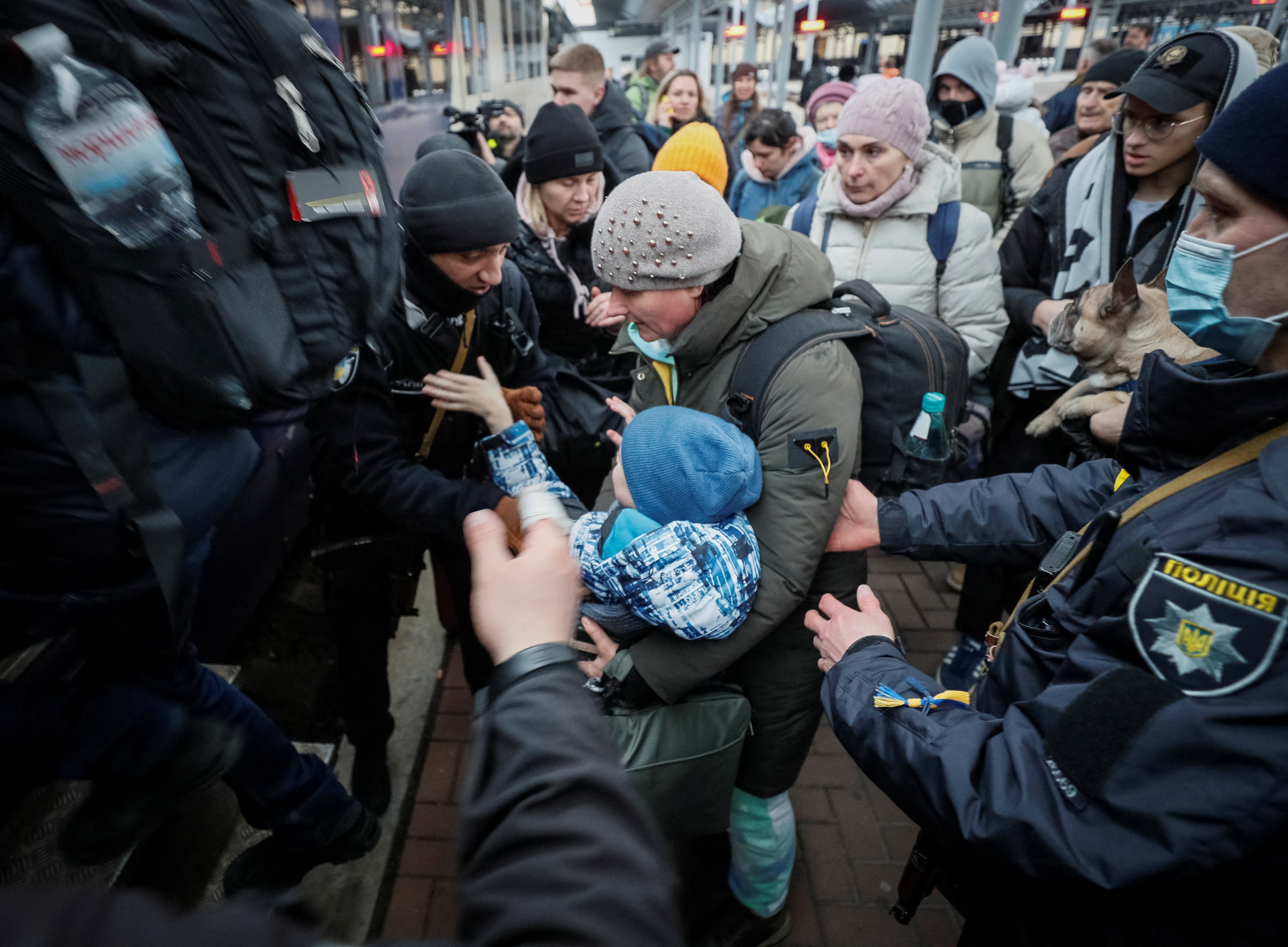 Personas con niños del Hospital Infantil Okhmatdyt de Kyiv suben a un tren de evacuación hacia Lviv