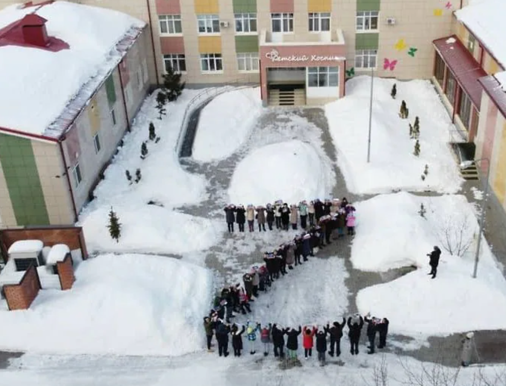 Los niños de un centro de cuidados paliativos se colocan en formación de “Z” para mostrar su apoyo a la invasión rusa de Ucrania