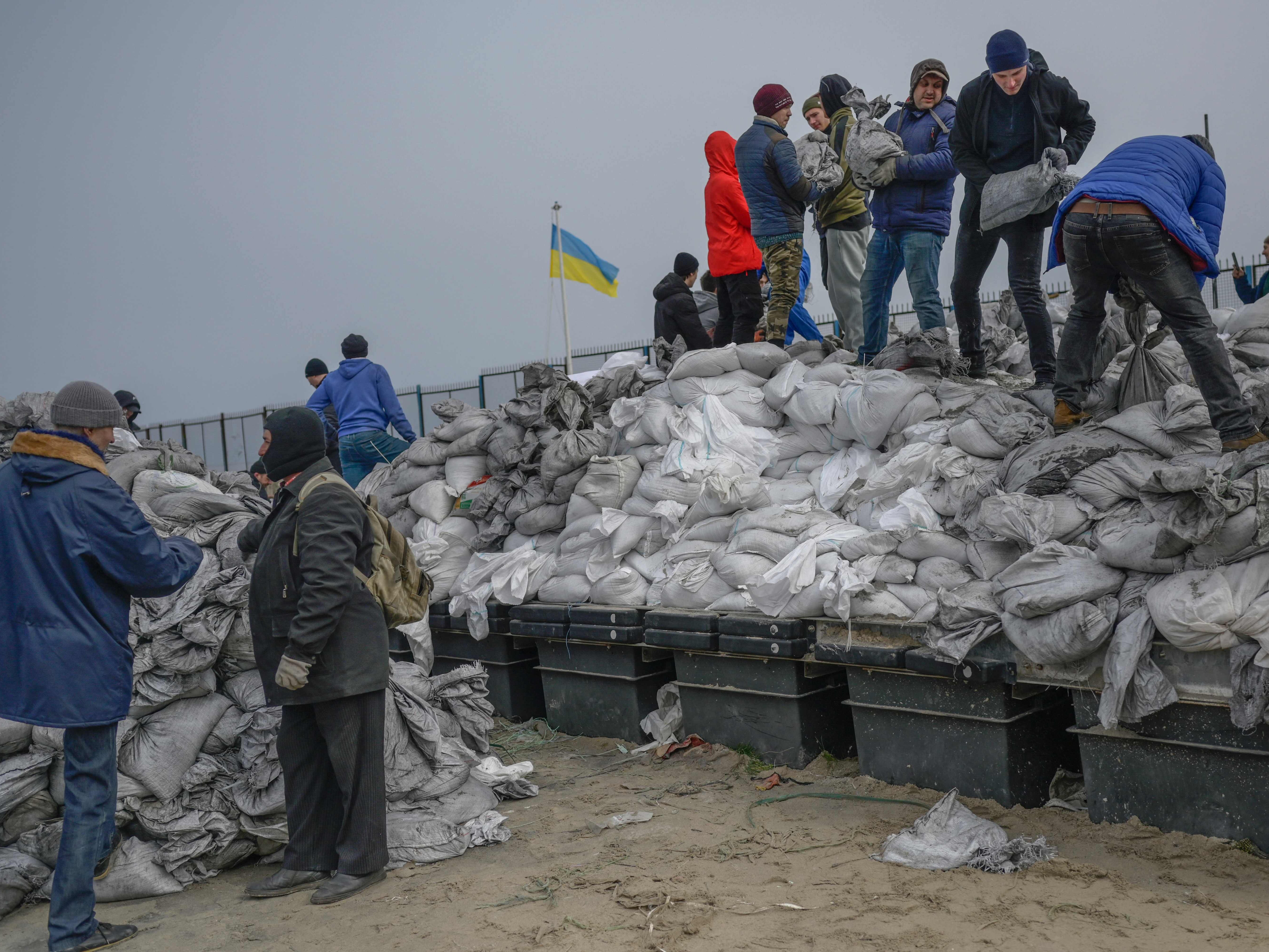 Ciudadanos rellenan bolsas con arena para las líneas de defensa en el Mar Negro en la ciudad de Odesa, al sur de Ucrania, el 7 de marzo de 2022