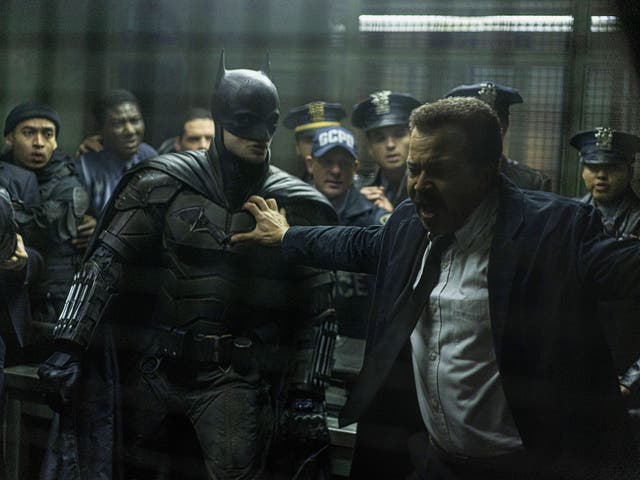 <p>Robert Pattinson y Jeffrey Wright en ‘The Batman’</p>