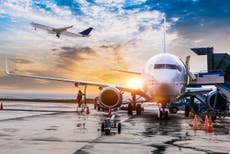 Sin cubrebocas, con tarifas más altas: cómo cambiará el transporte aéreo en EE.UU. en un mundo pospandémico