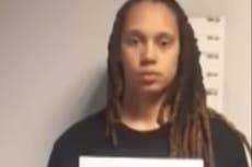 Familia de Brittney Griner dice que está “bien” pero no “de buenas”; la WNBA presiona su liberación de Rusia