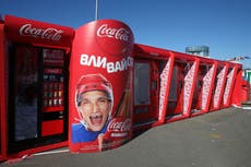 Coca-Cola y Starbucks suspenden operaciones en Rusia