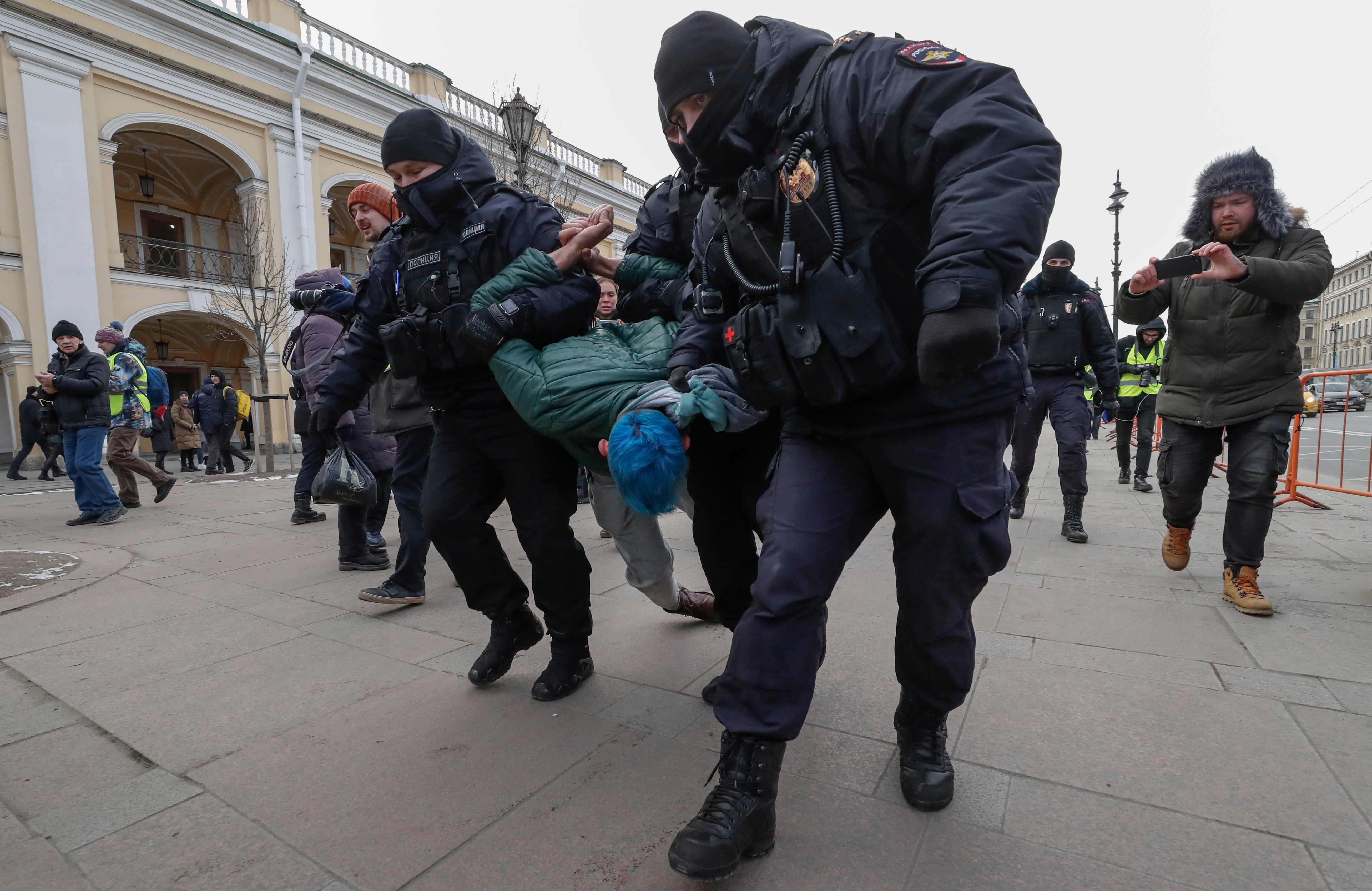 Detención de un manifestante antibélico en San Petersburgo, Rusia, el 8 de marzo