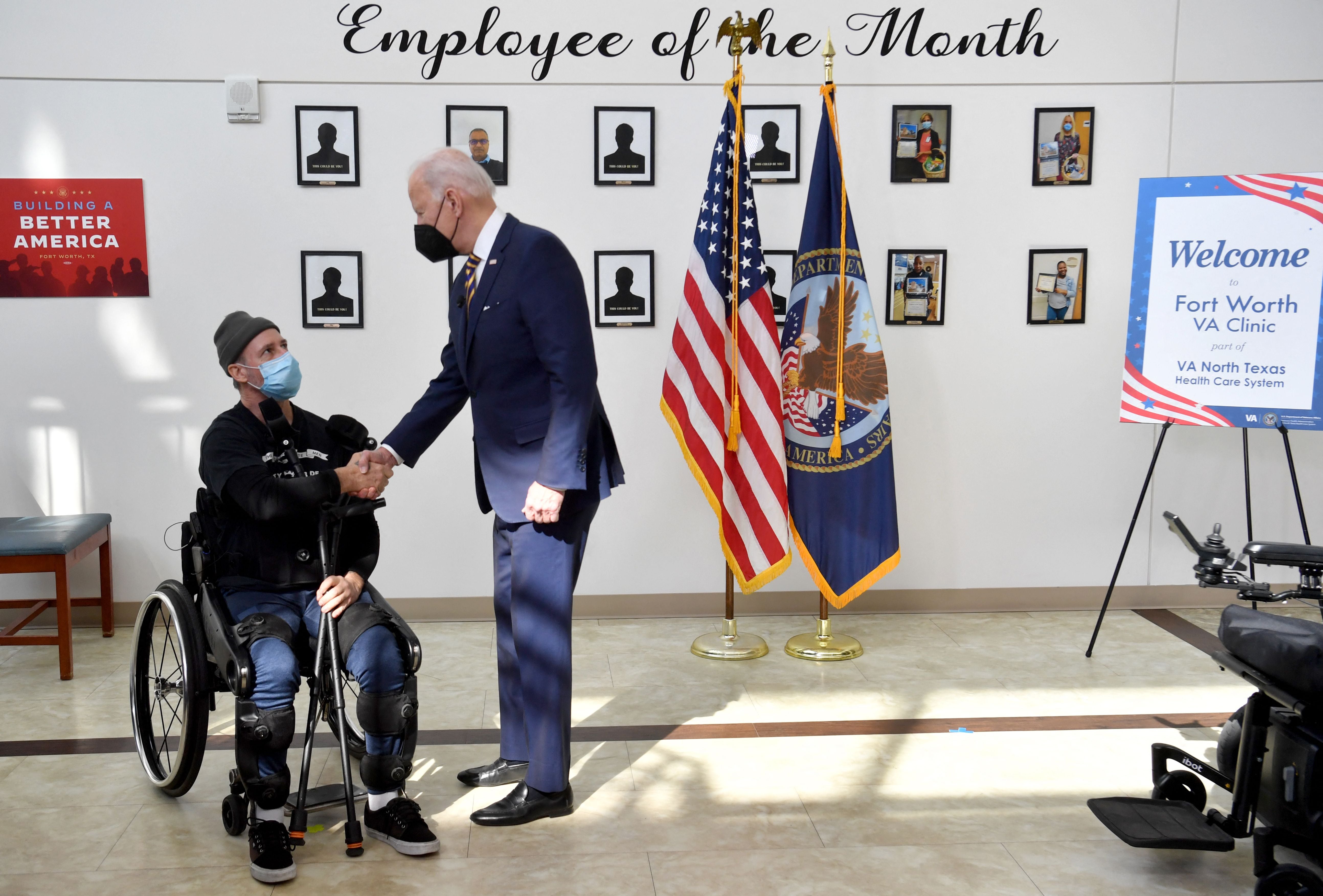 El presidente Biden se encuentra con un veterano en la clínica del VA en Fort Worth el martes