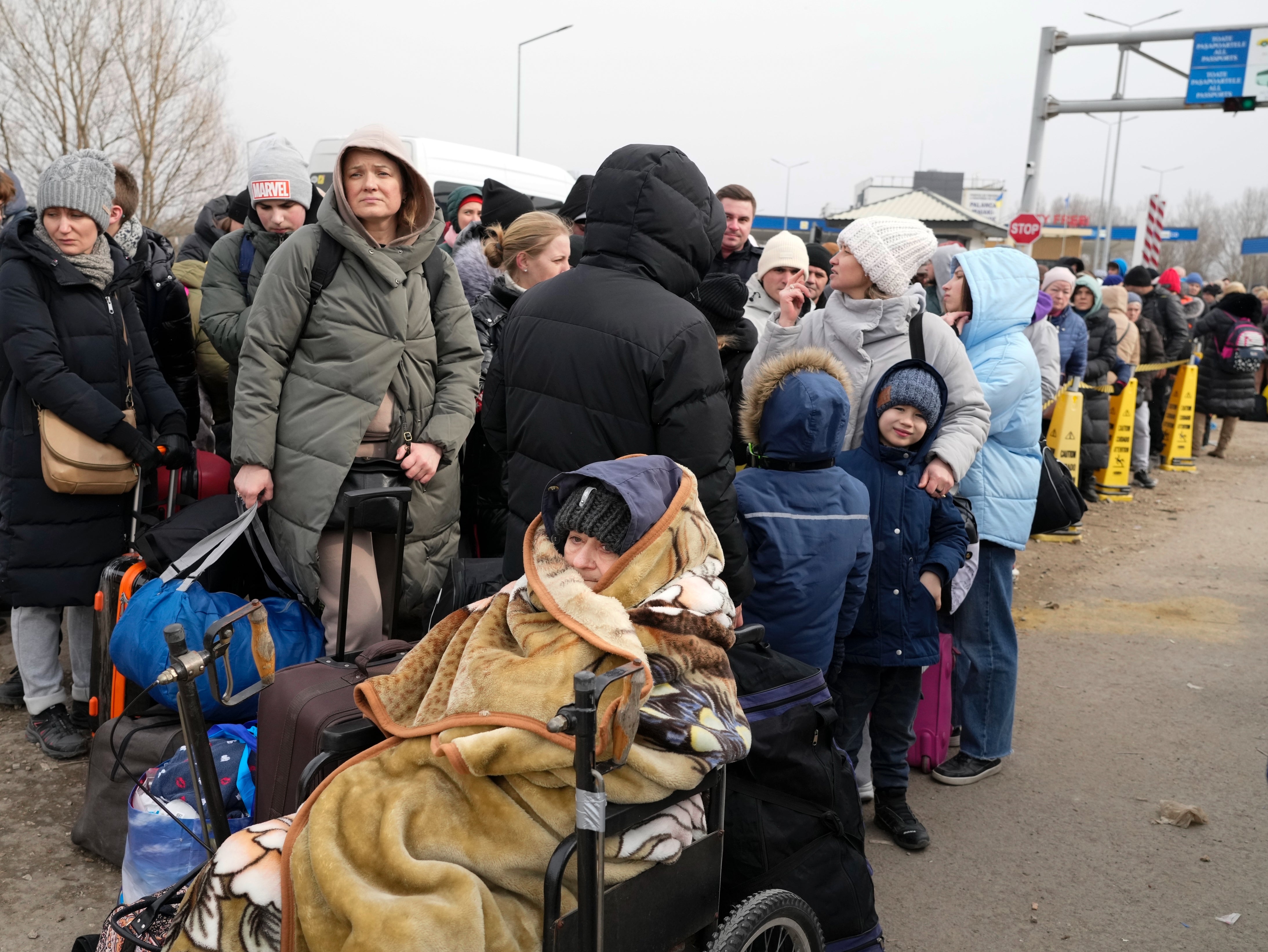 Refugiados llegan al cruce fronterizo en Palanca, Moldavia