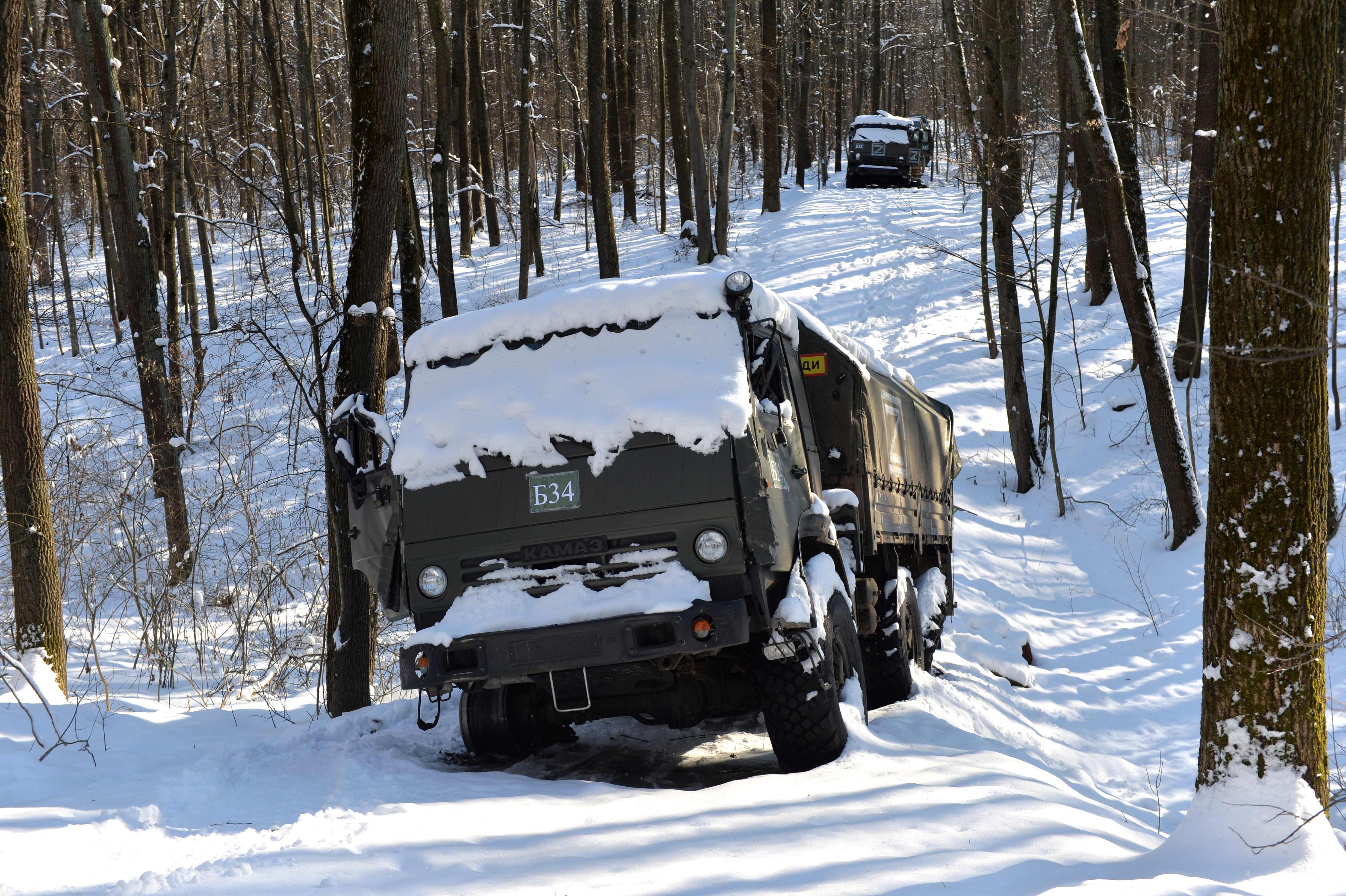 Se ve una columna de vehículos militares rusos abandonada en la nieve, en un bosque cerca de Kharkiv