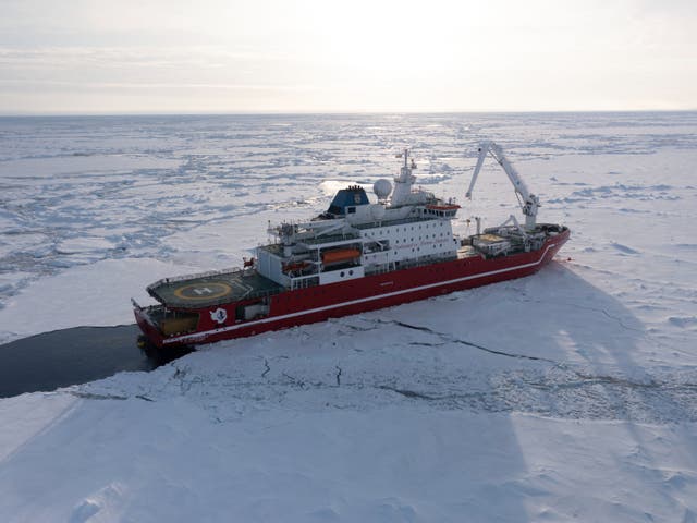 <p>El buque de investigación polar y logística, SA Agulhas II, en una expedición para encontrar los restos del naufragio del Endurance</p>