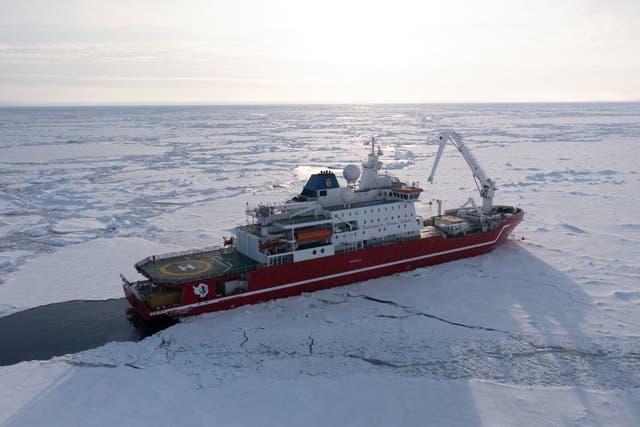 <p>El buque de investigación polar y logística, SA Agulhas II, en una expedición para encontrar los restos del naufragio del Endurance</p>