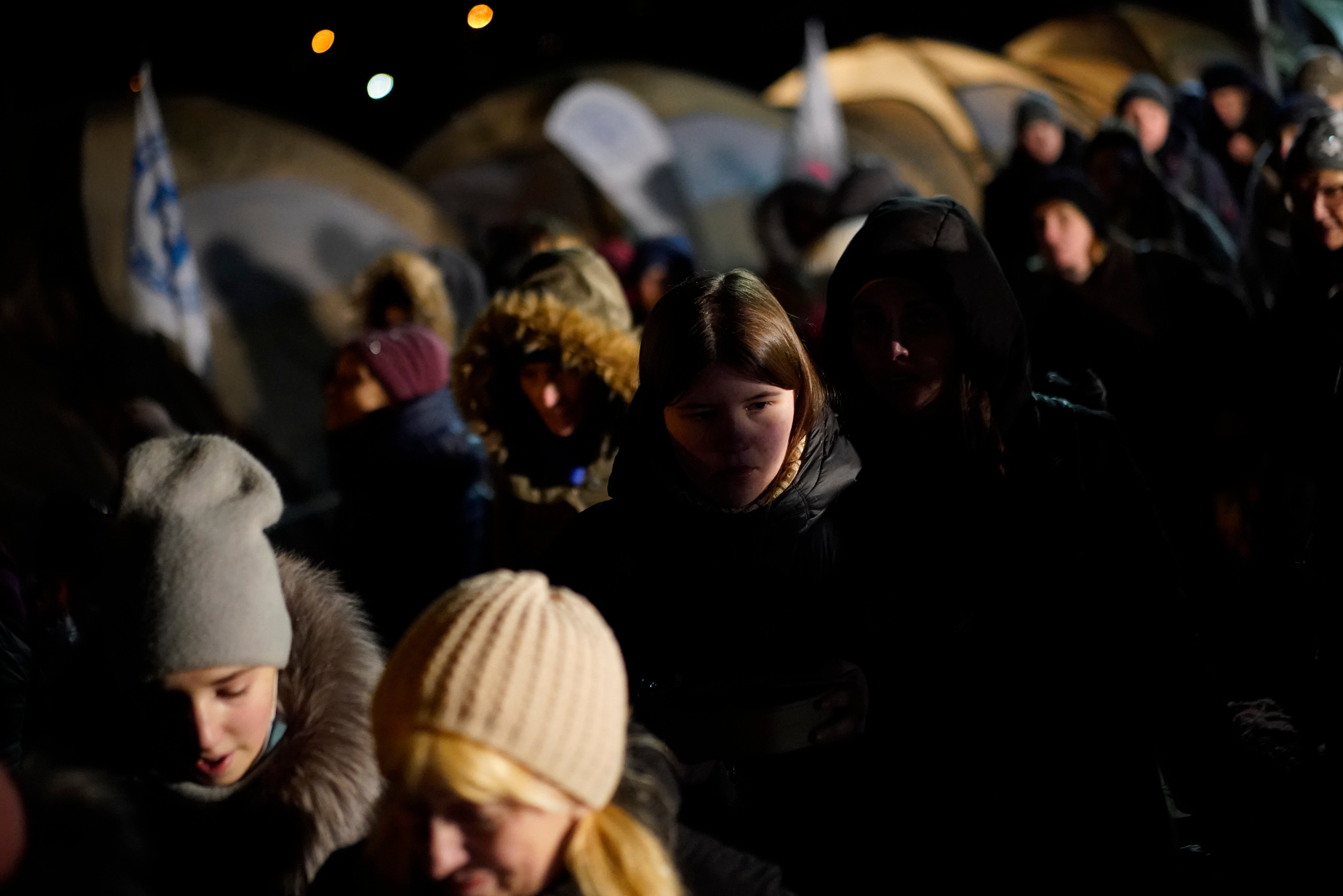 Refugiados que huyen de la guerra en la vecina Ucrania pasan por delante de tiendas de campaña tras cruzar a Medyka, Polonia, el miércoles 9 de marzo de 2022