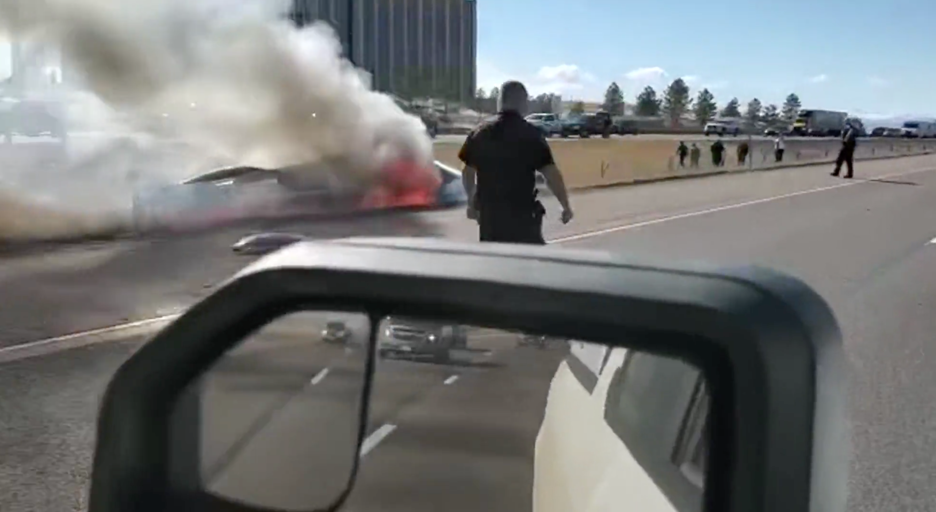 <p>Un conductor en Colorado videograbó los restos en llamas de un pequeño avión que se accidentó en una carretera </p>