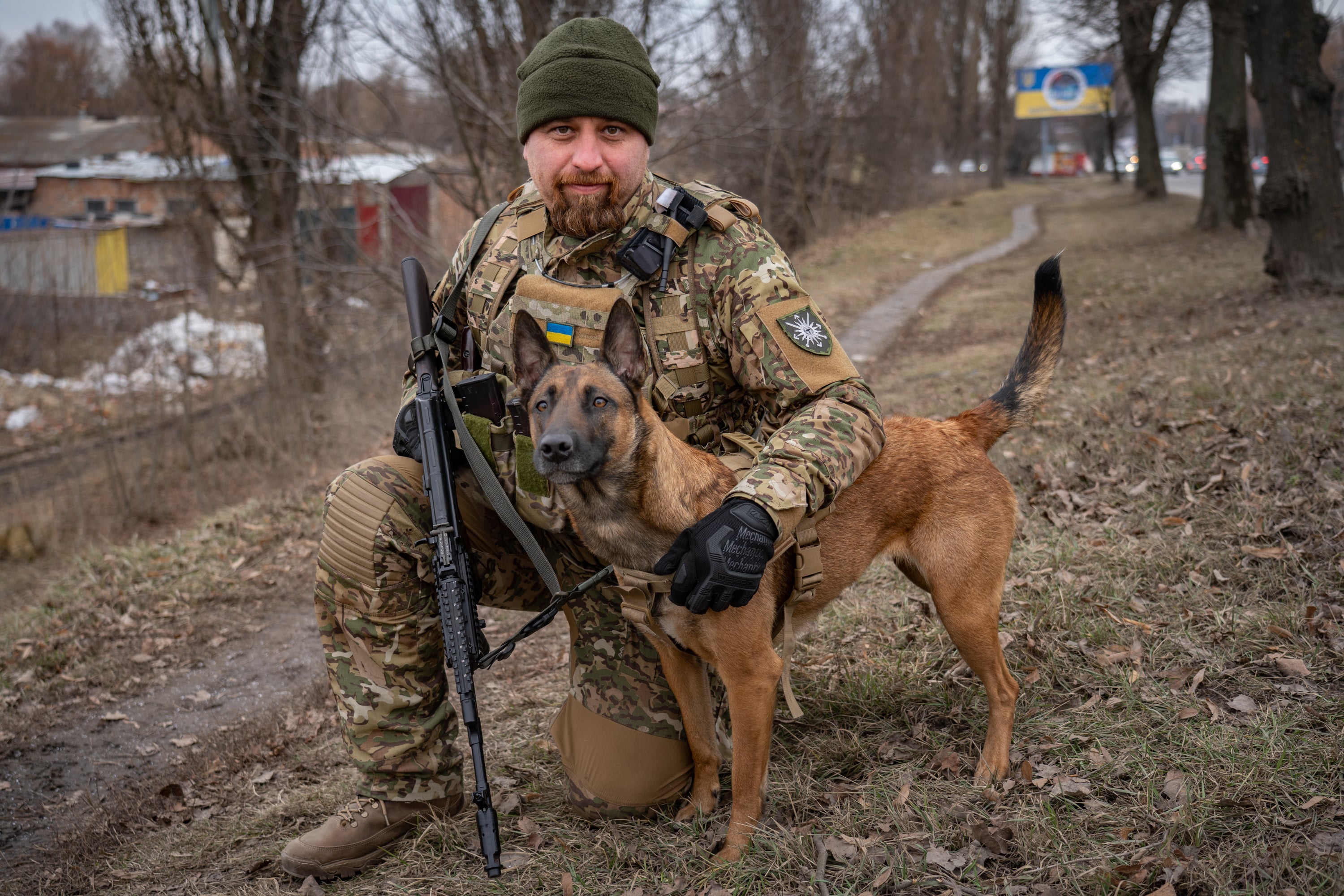 Leonid, un veterano del ejército y miembro de la defensa territorial, entrena nuevos reclutas en Khmelnitsky