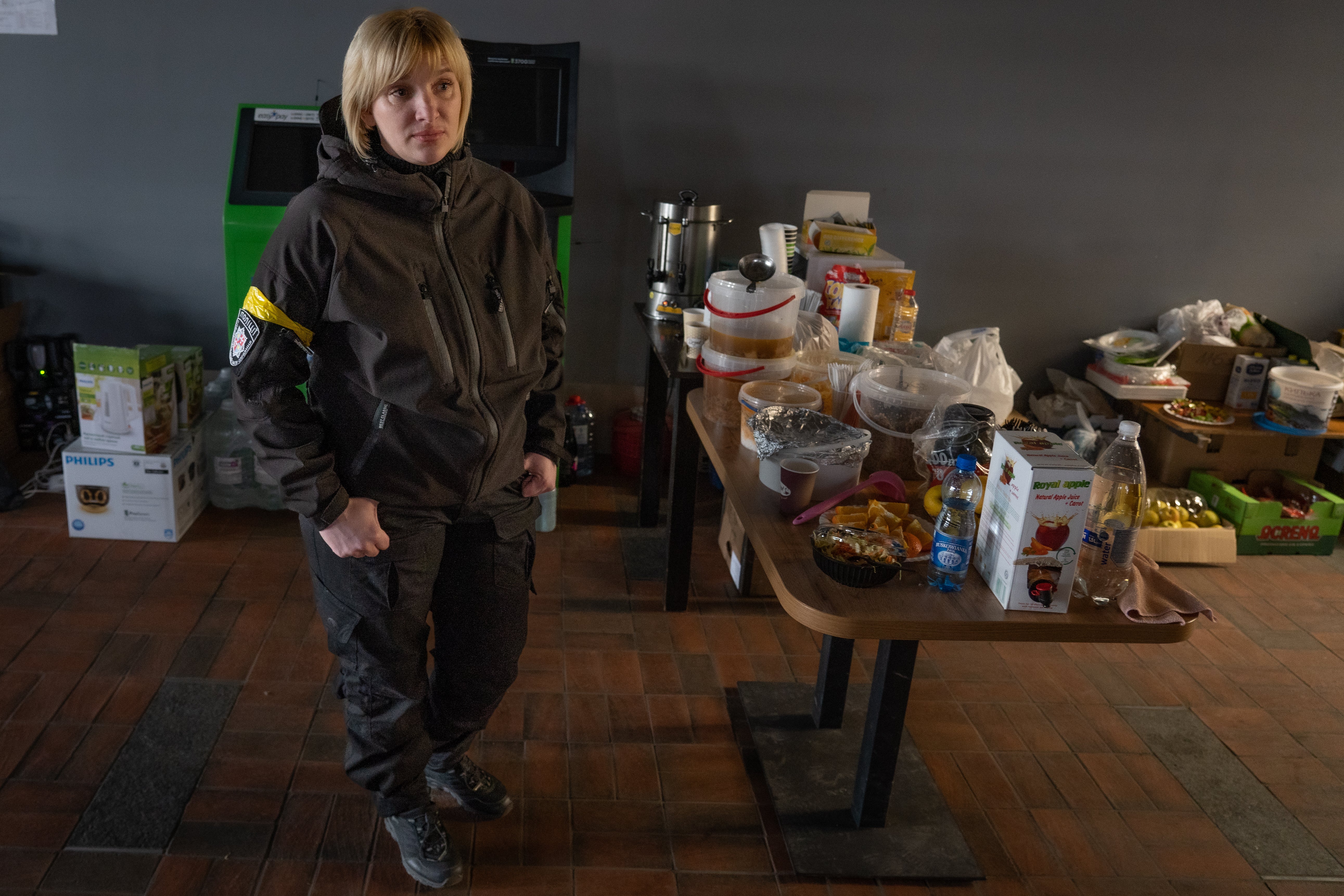 Lydia hace labores de seguridad en un xcentro comercial en Vinnytsia donde es la presidenta de la fuerza local de defensa