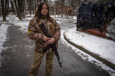 “Esto es personal”: Ucranianos revelan por qué toman las armas; crece el número de voluntarios que resiste invasión