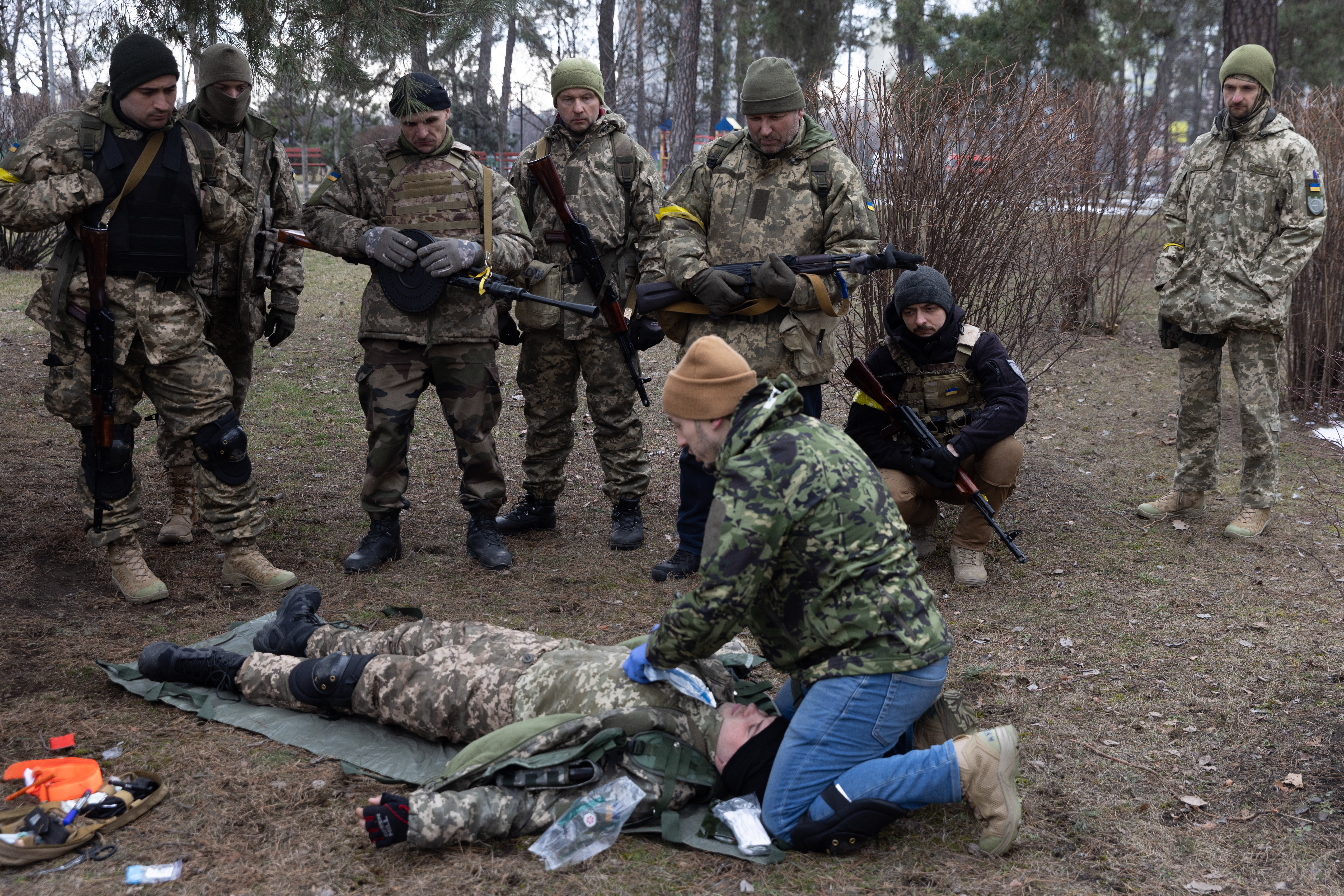 Foto de archivo: Meimbros de las fuerzas de defensa territorial aprenden primeros auxilios durante una sesión de entrenamiento en un parque de Kyiv el 9 de marzo de 2022