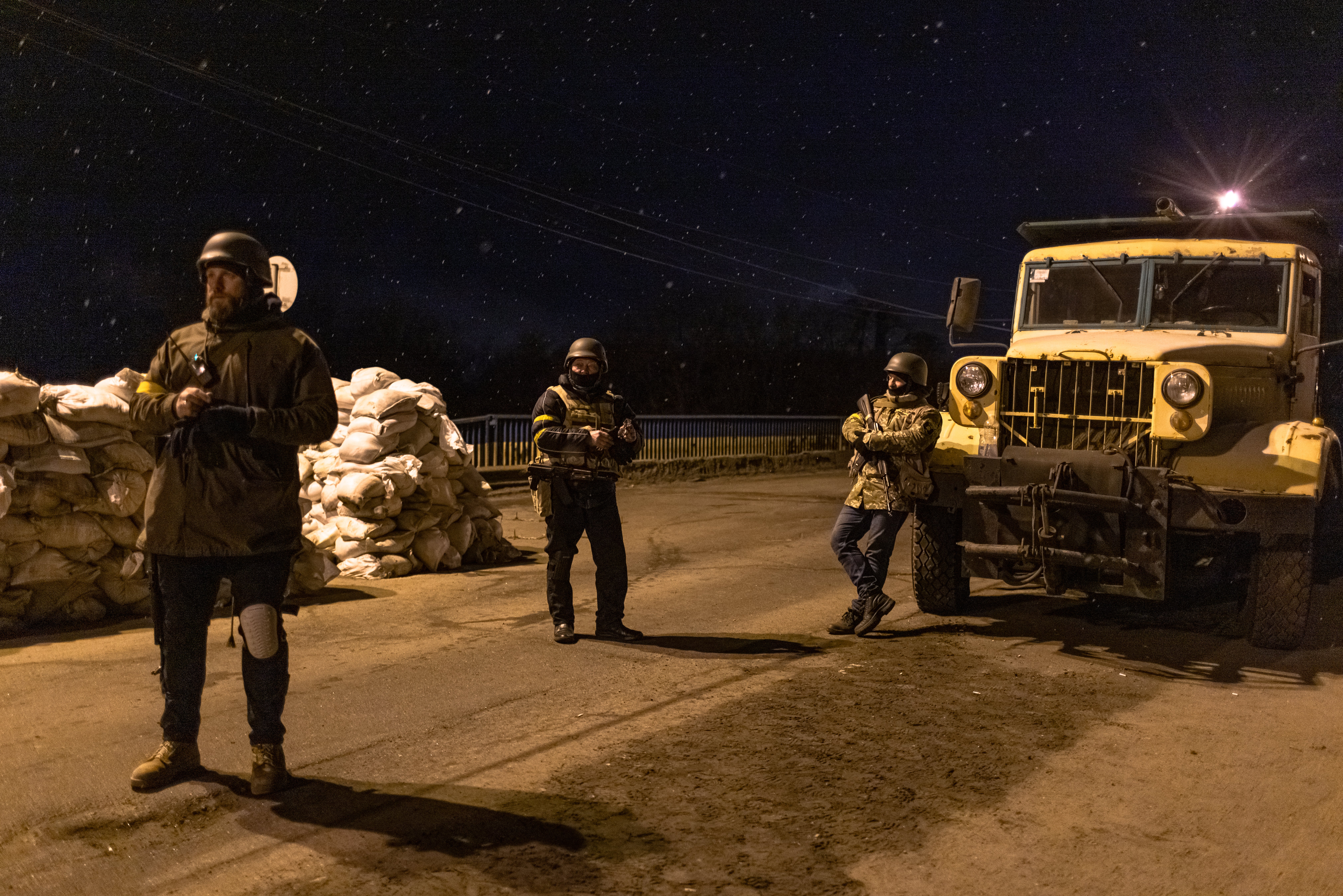 Miembros de la fuerza de defensa territorial vigilan un punto de control al este de Kyiv, el 6 de marzo 2022