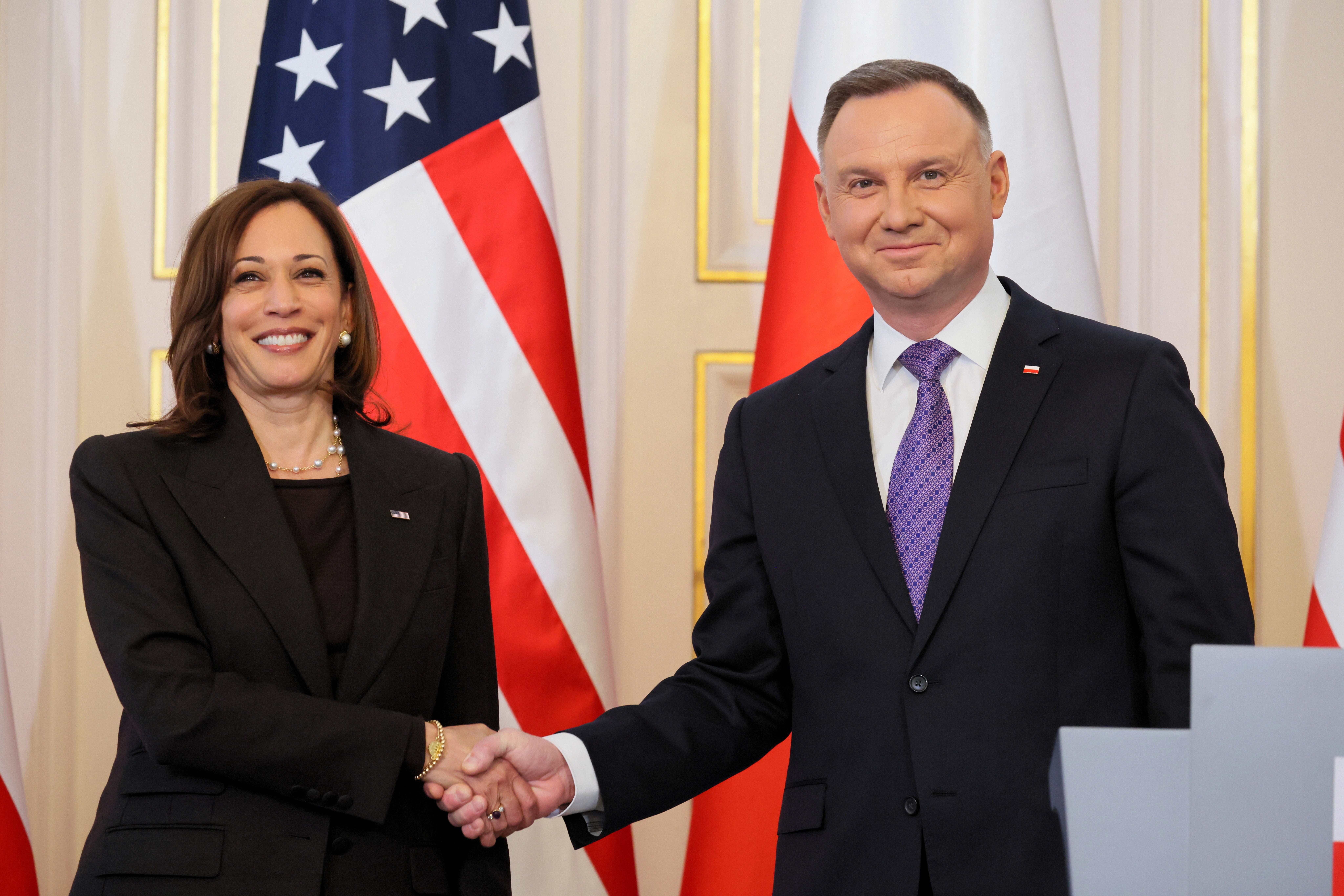 La vicepresidenta Kamala Harris y el presidente polaco Andrzej Duda dan una conferencia de prensa tras su encuentro en el Palacio de Belvedere en Varsovia el 10 de marzo de 2022