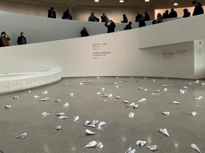 Decenas de manifestantes llenaron el museo Guggenheim de Nueva York con aviones de papel para solicitar una zona de exclusión aérea en Ucrania