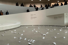 Manifestantes que exigen zona de exclusión aérea sobre Ucrania llenan el museo Guggenheim con aviones de papel