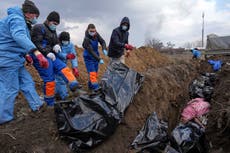 Ucrania: Llevan muertos de Mariúpol a una fosa común