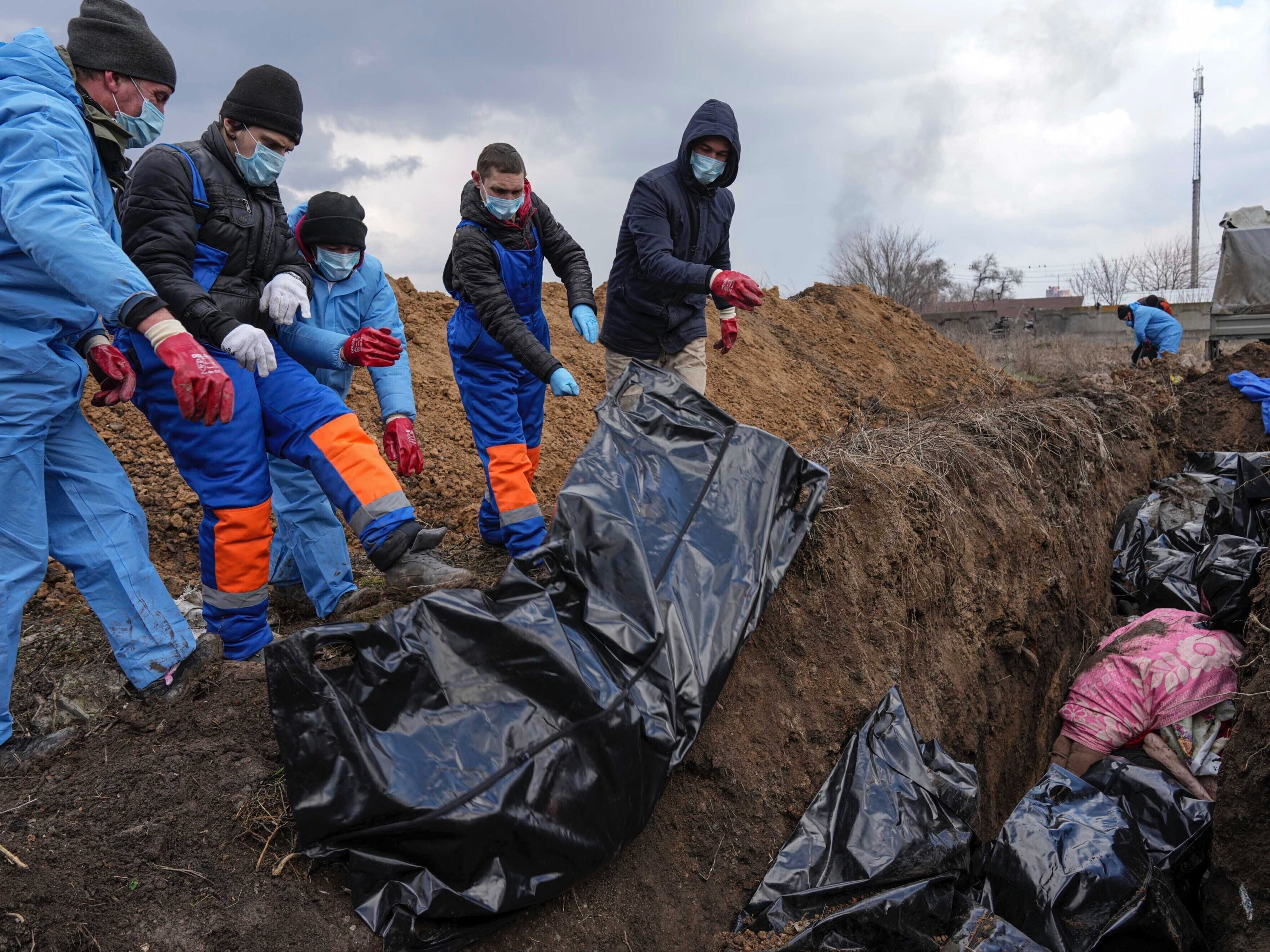 Los cadáveres son depositados en una fosa común en las afueras de Mariúpol