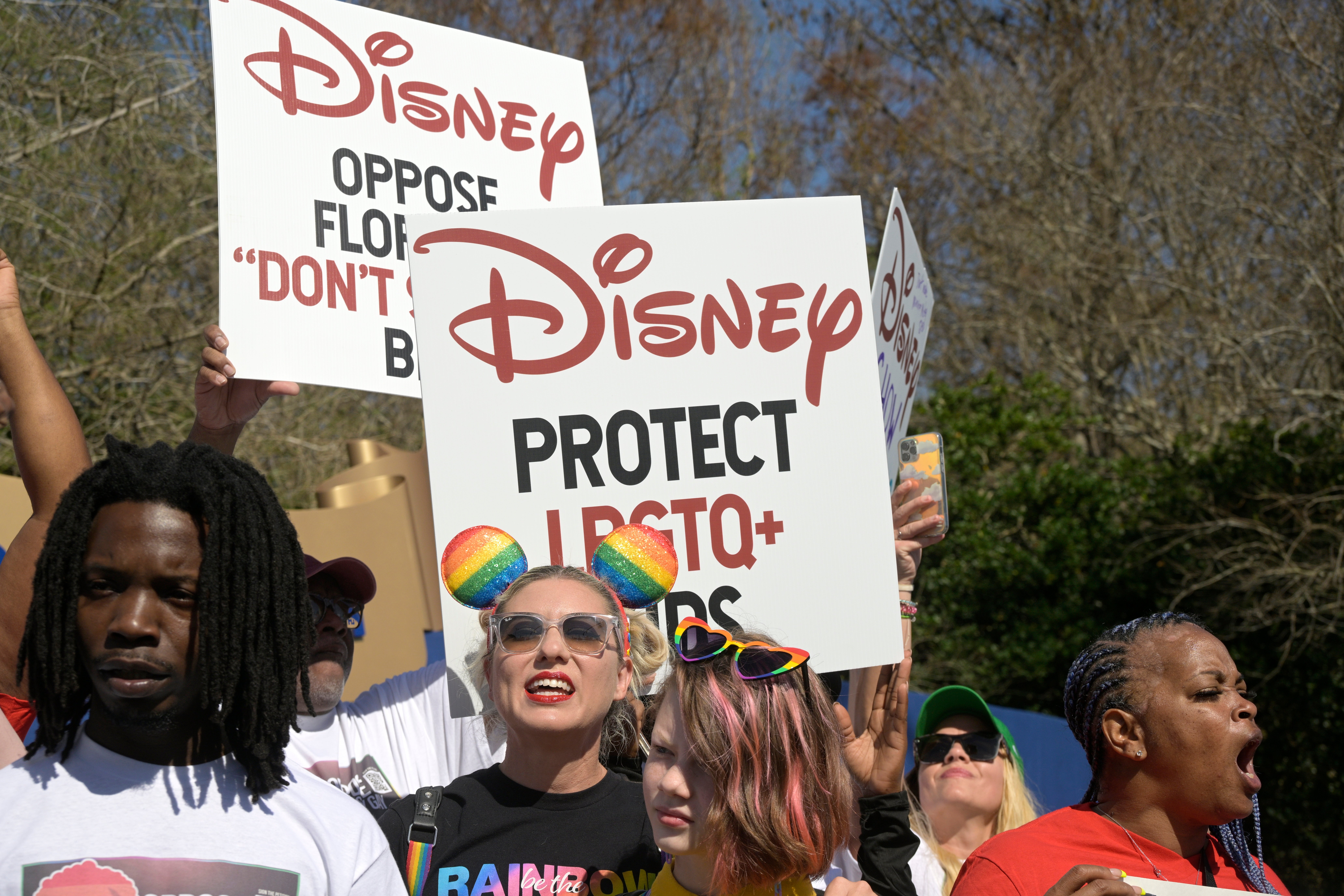 Disney lleva semanas bajo presión por parte de trabajadores de la compañía y defensores LGBT+ que instan al liderazgo de la compañía a aprovechar su gran influencia para actuar contra el proyecto de ley