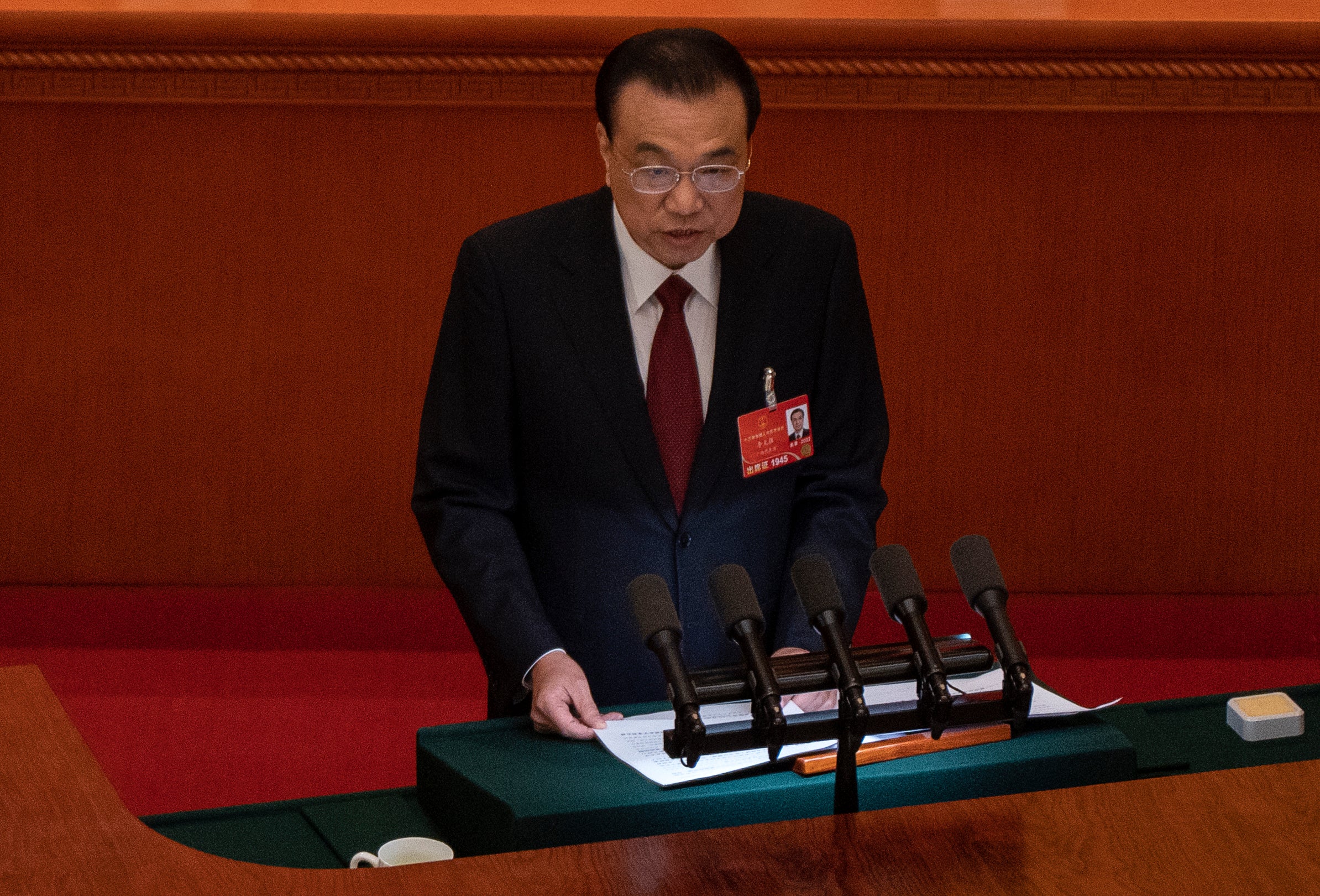 El primer ministro chino, Li Keqiang, habla desde el podio en la sesión de apertura del Congreso Nacional del Pueblo en el Gran Salón del Pueblo el 5 de marzo de 2022 en Beijing, China