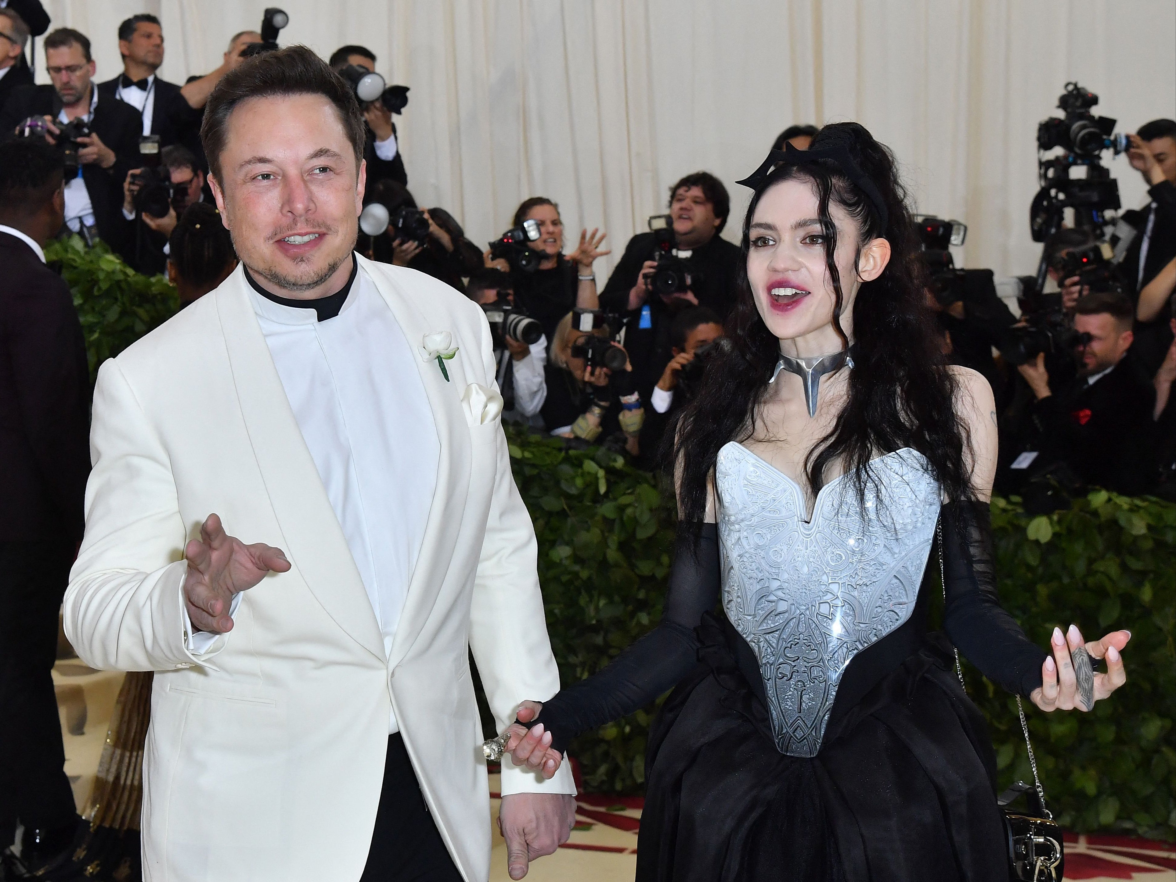 Elon Musk y su expareja Grimes en la Met Gala de 2018