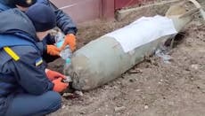 Dos ucranianos desactivan una bomba rusa con una botella de agua