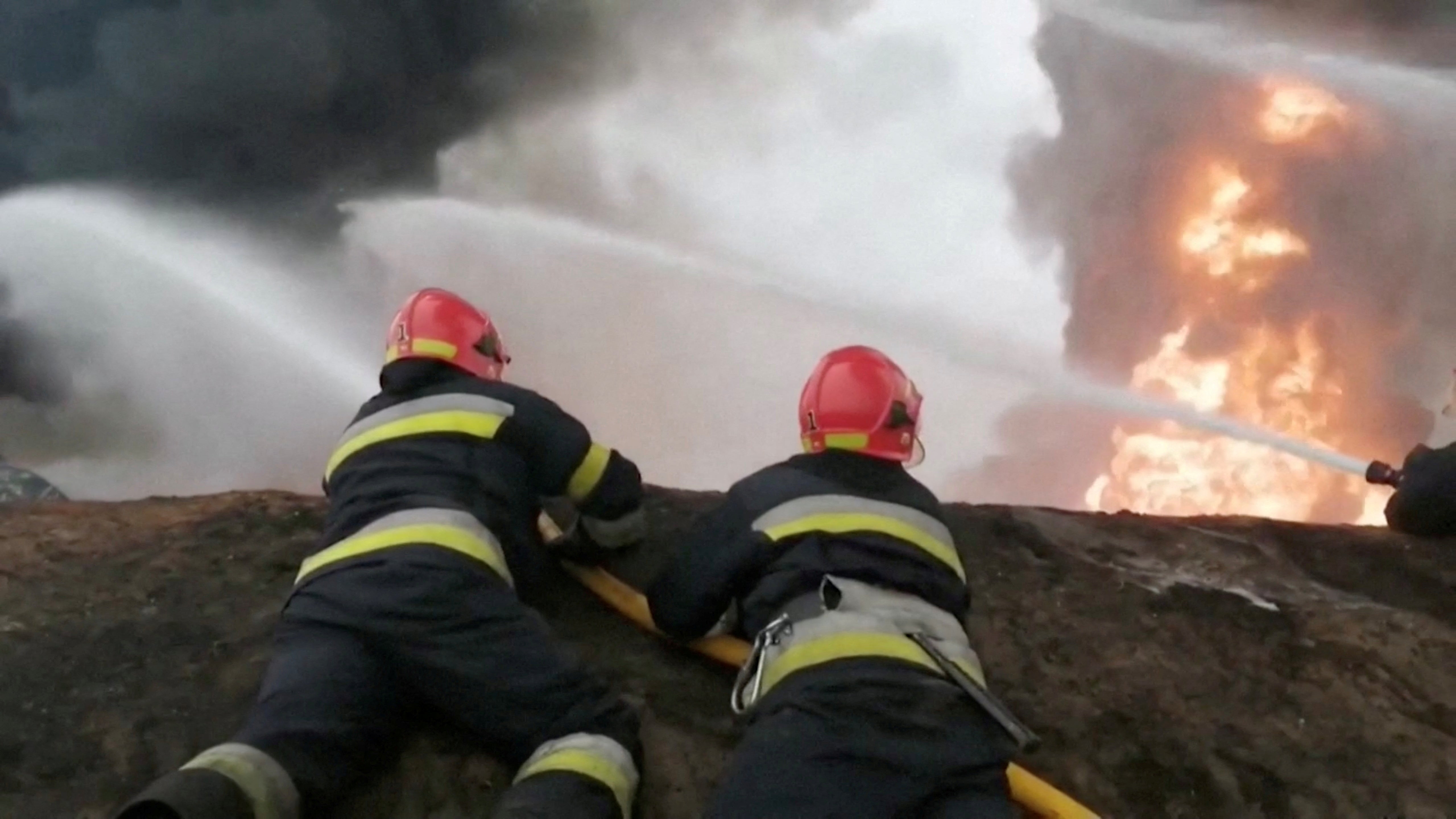 Los bomberos trabajan tras el impacto de un misil en un edificio del aeropuerto de Vinnytsia