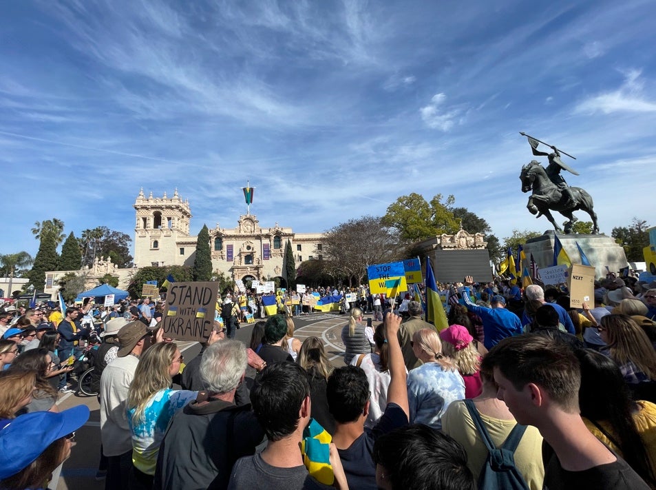 La protesta en San Diego que impulsó a Avi Schiffmann a buscar otra forma de ayudar a los ucranianos