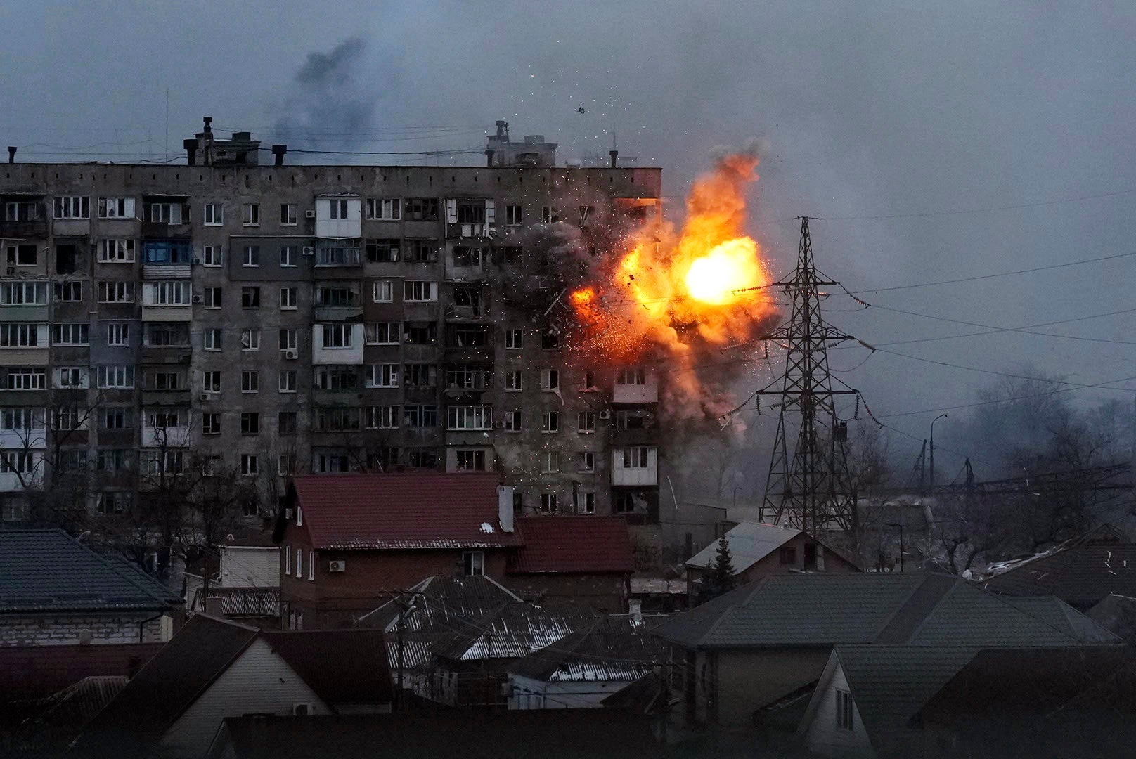 Se observa una explosión en un edificio de departamentos después de ataques de los tanques de guerra rusos en Mariupol