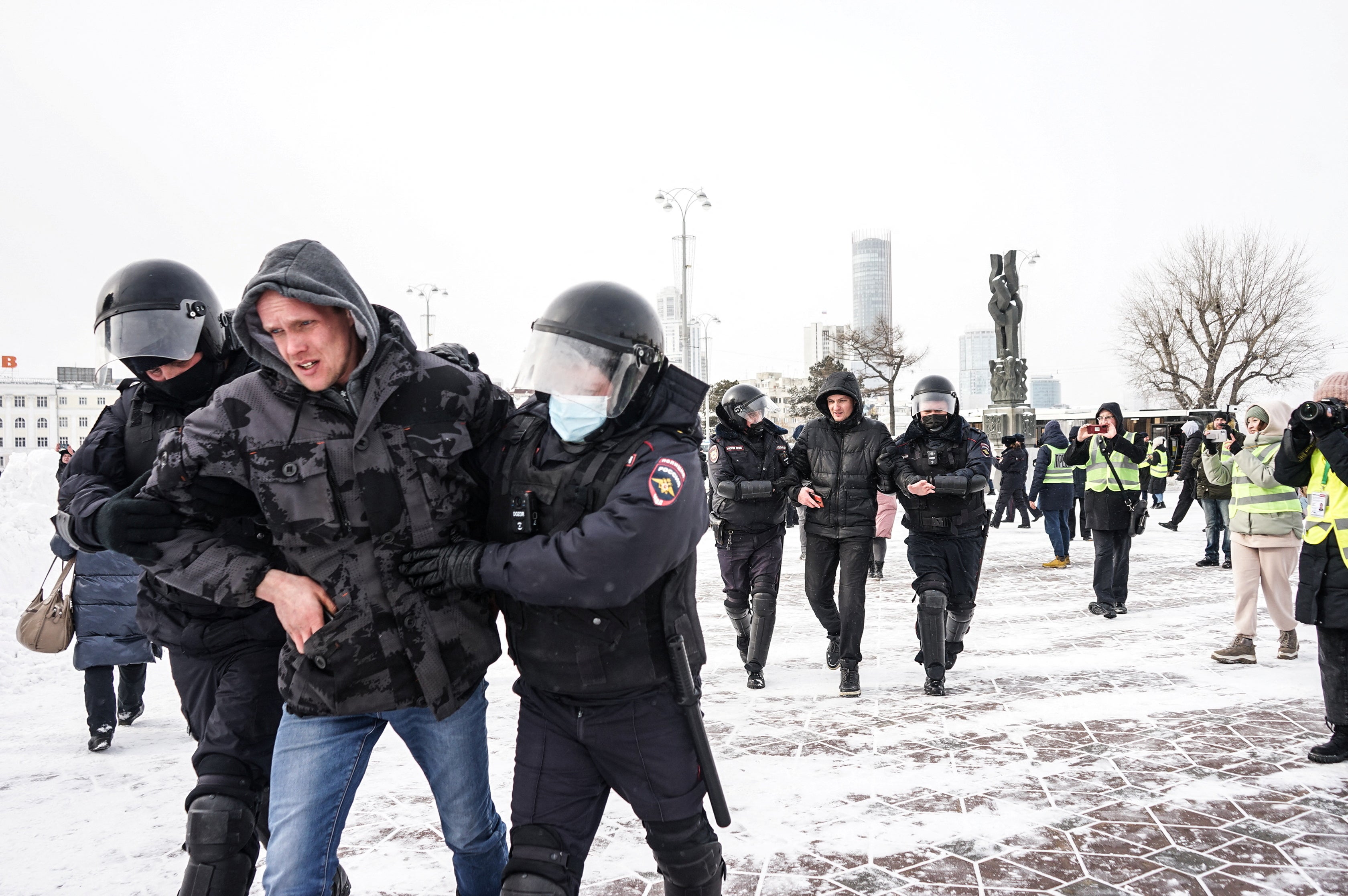 Se reporta la detención de más de 5.000 manifestantes contra la guerra en Rusia