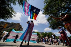 Texas: Juez impide investigar a los padres de jóvenes trans