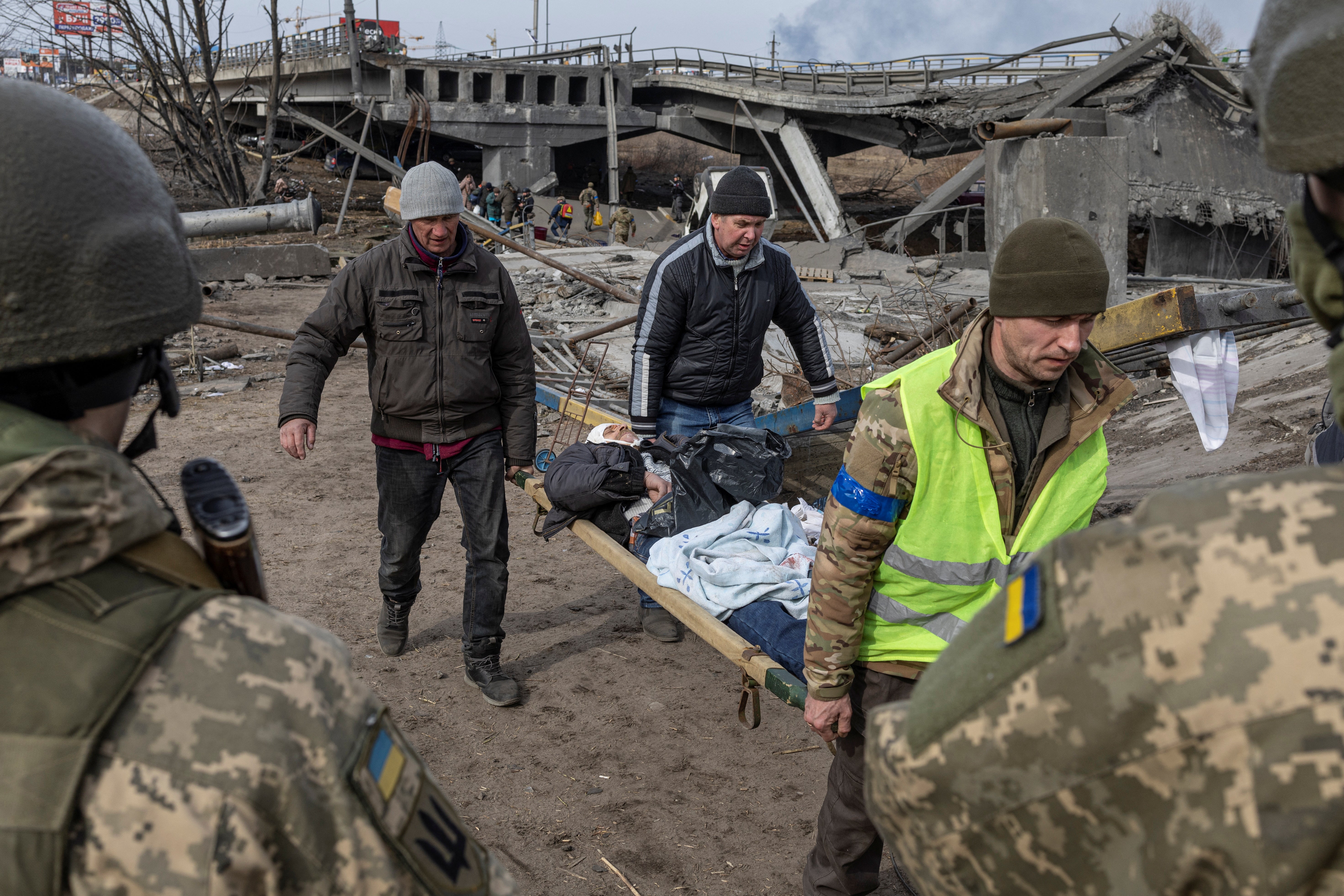 Un herido es evacuado en la ciudad de Irpin, a las afueras de Kyiv, el 12 de marzo