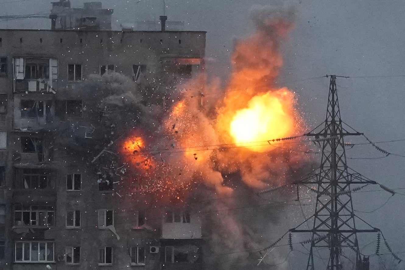 Una explosión en un edificio de departamentos como resultado del fuego de un tanque ruso en Mariúpol