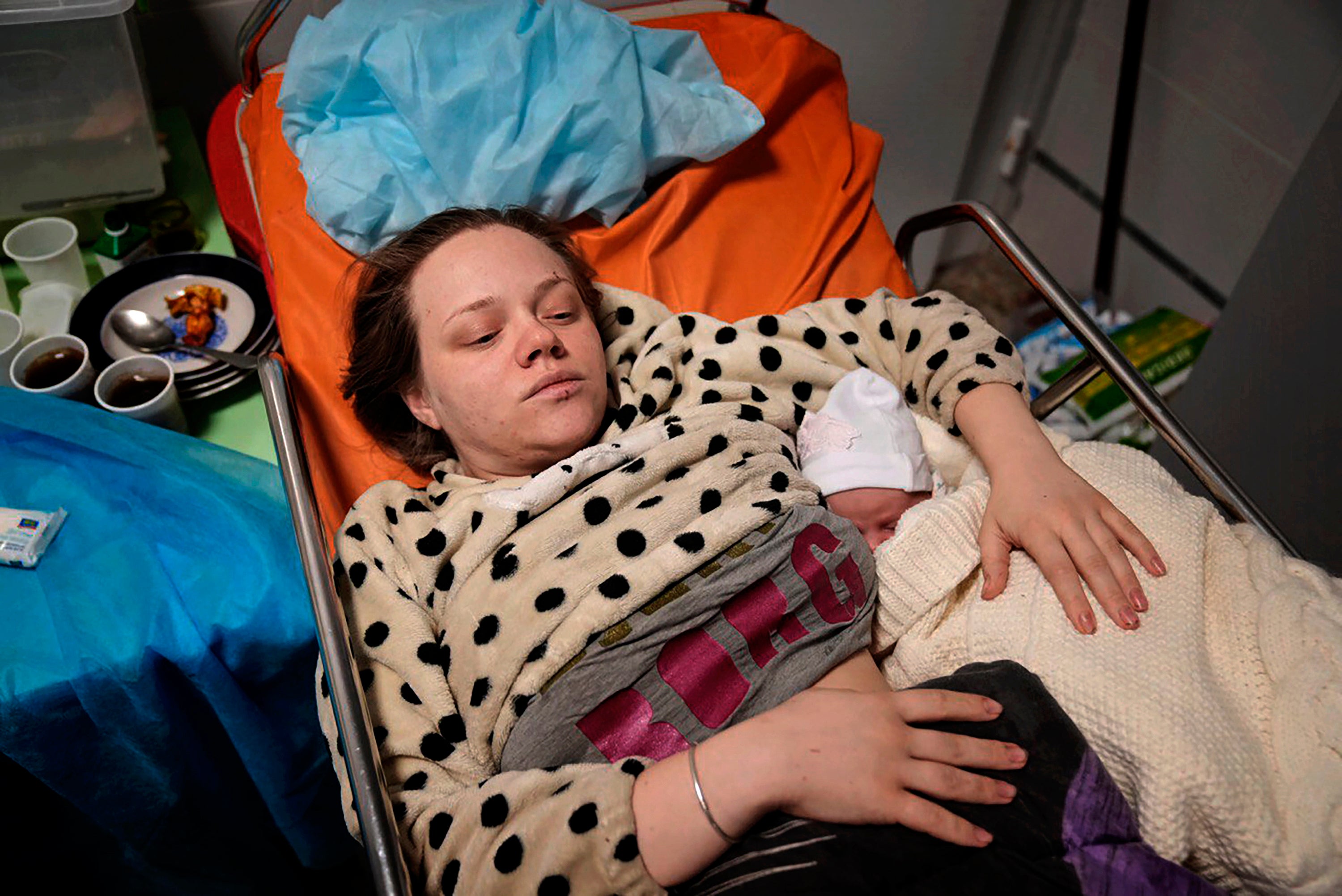 Mariana Vishegirskaya en una cama de hospital después de dar a luz a su hija Veronika en Mariúpol