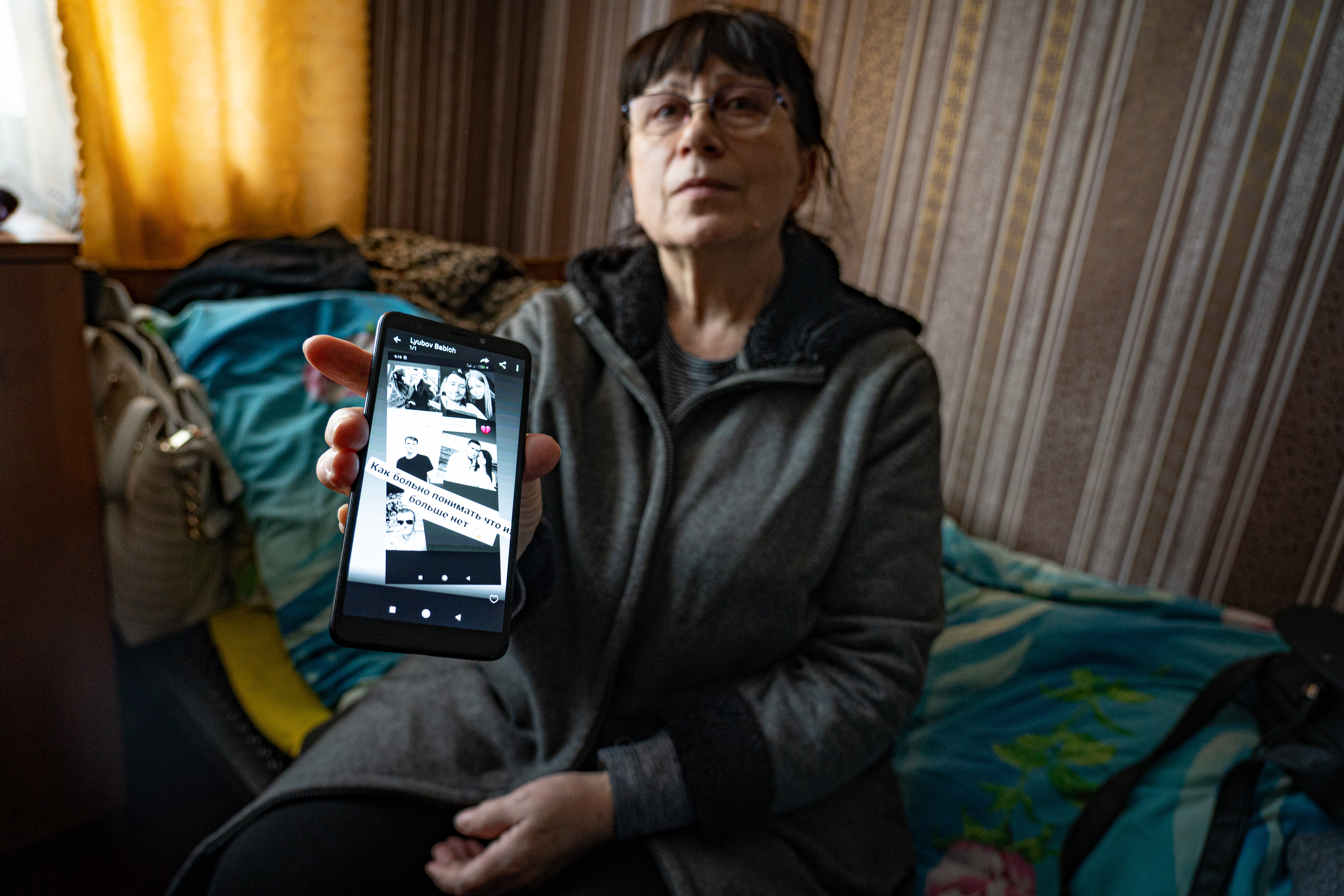 Helena, quien huyó de Mariúpol a otra parte de Ucrania, muestra mensajes de las personas que siguen dentro de la ciudad