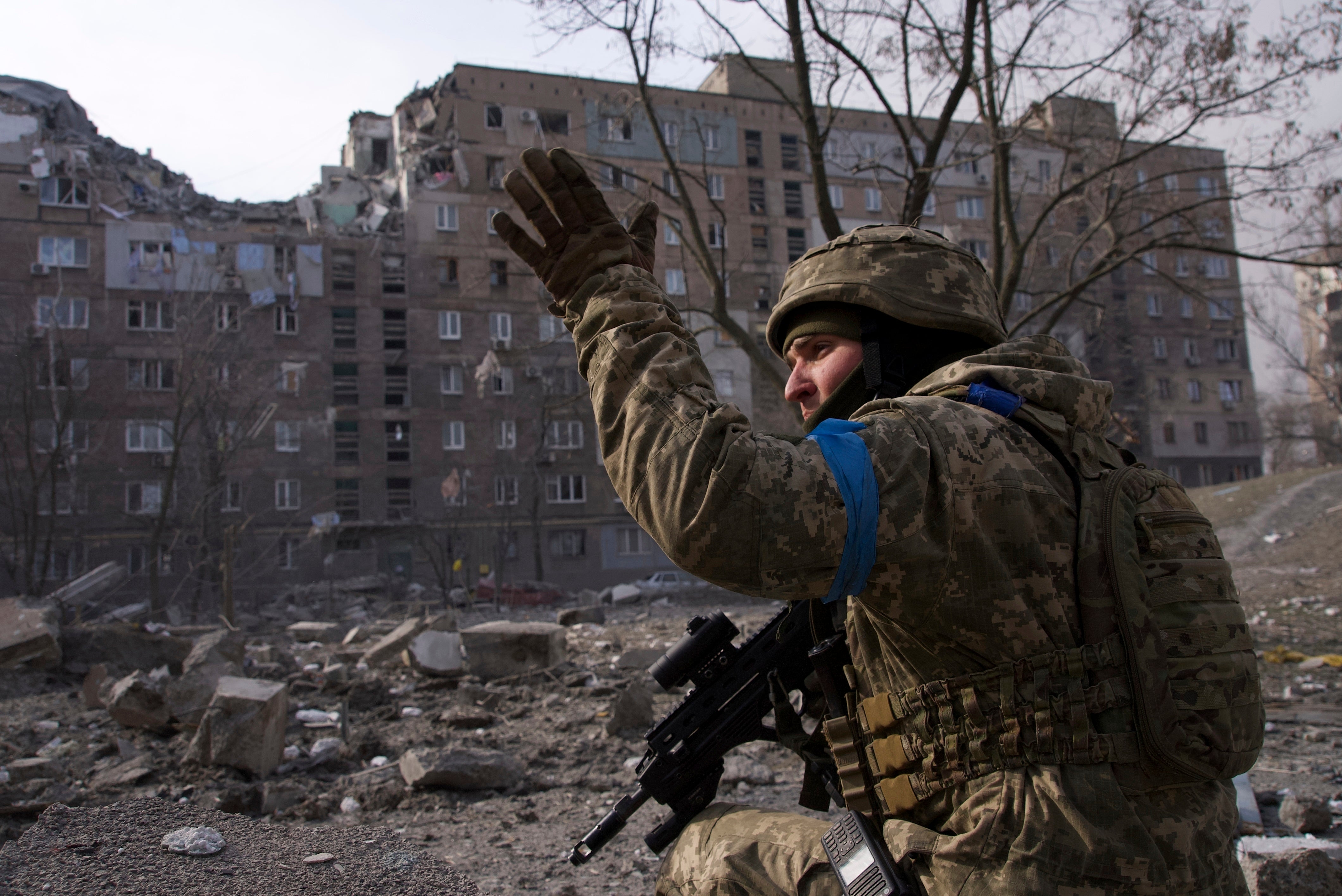 Un hombre de las fuerzas ucranianas resguarda su posición en Mariupol