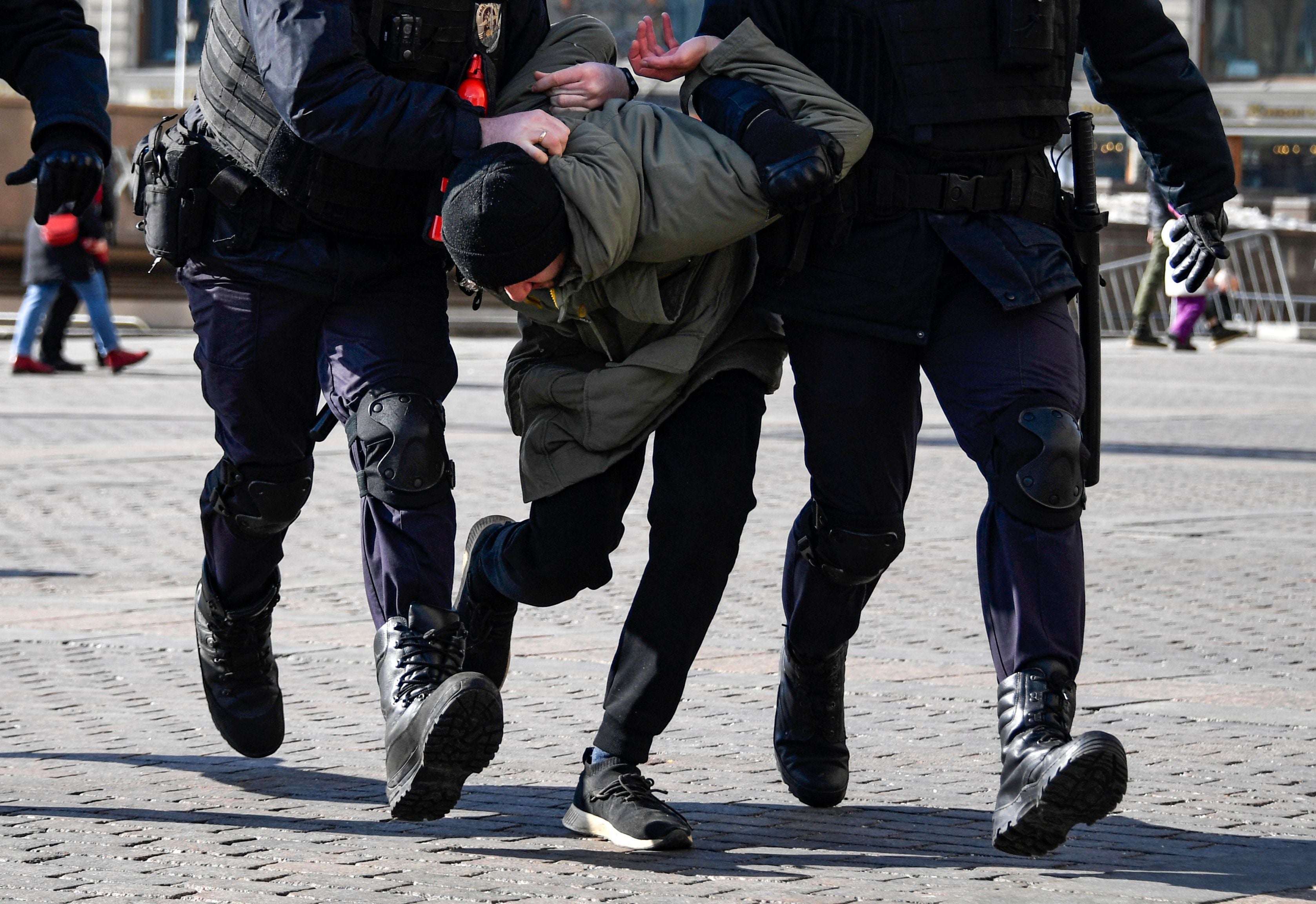 Policías detienen un hombre que protestaba contra la invasión rusa a Ucrania, en el centro de Moscú