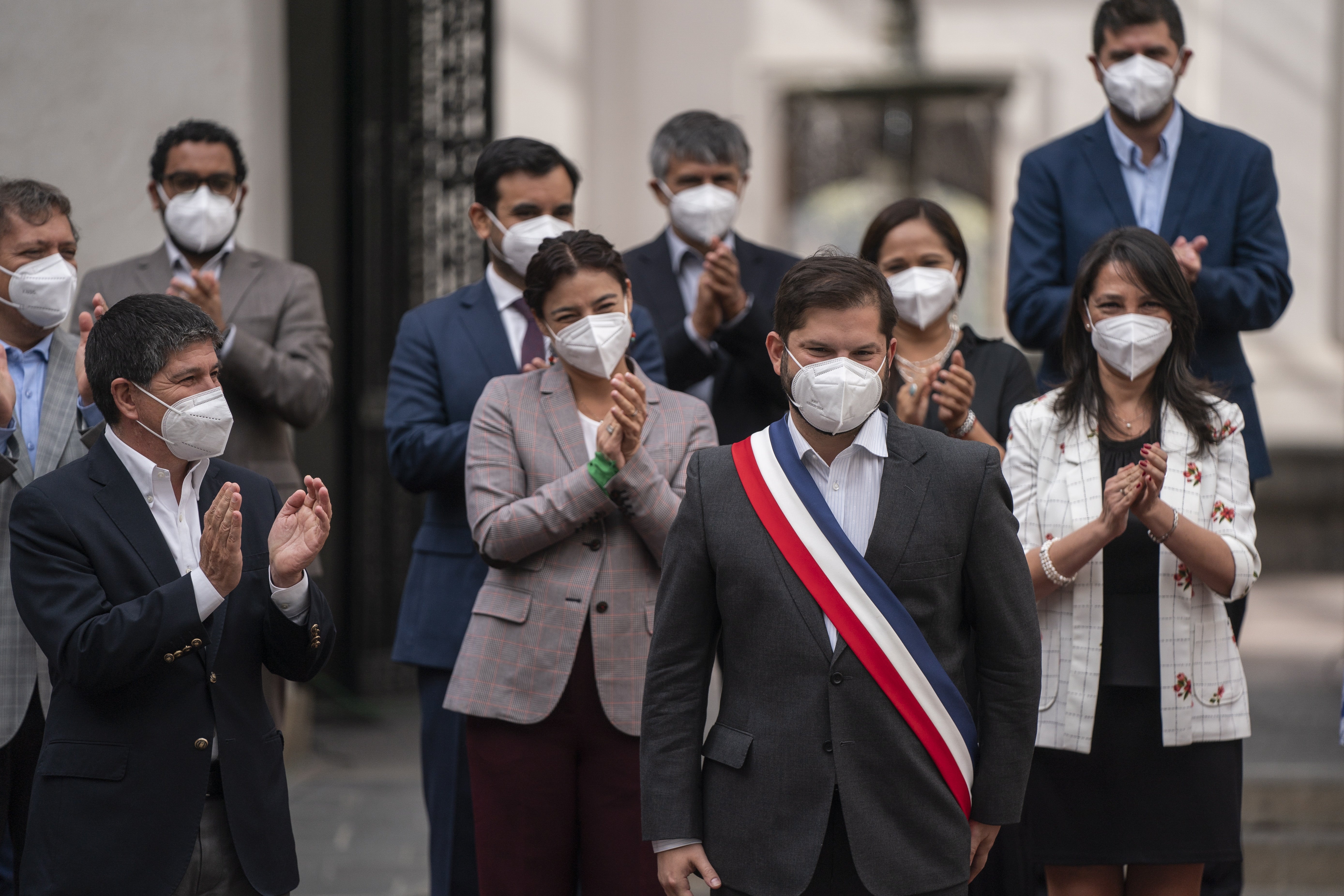 Gabriel Boric junto a sus ministros en el Palacio de La Moneda, en una imagen proporcionada por la presidencia chilena