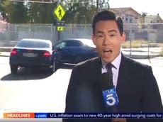 Reportero que informaba sobre cruce peligroso en LA es interrumpido por un choque
