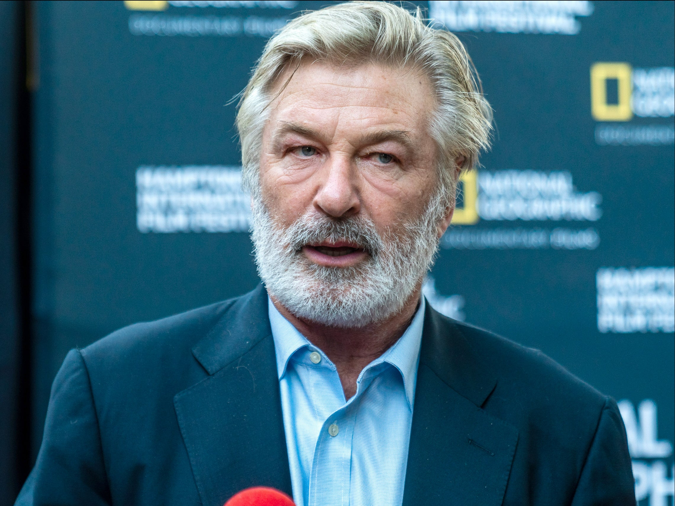 Alec Baldwin critica a la “prensa basura” e insiste en que no apretó el gatillo en el set de ‘Rust’