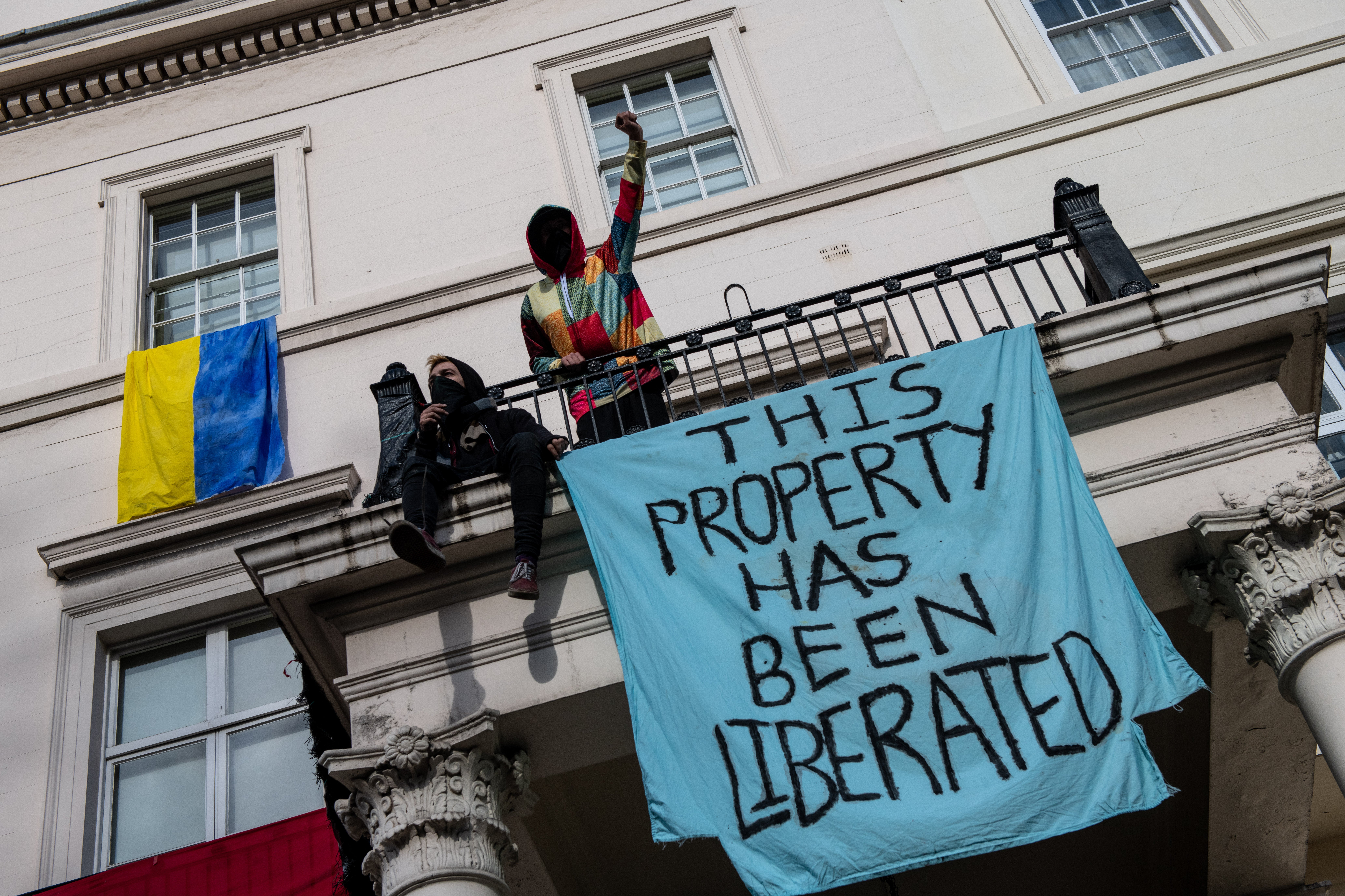 Dos de los anarquistas que ocuparon una mansión en Londres que pertenece a un oligarca ruso