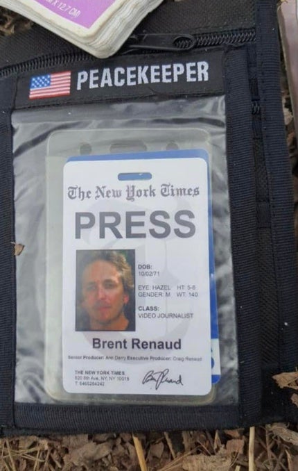 La policía de Kyiv compartió una foto de una vieja acreditación de prensa de Brent Renaud que encontraron entre sus pertenencias