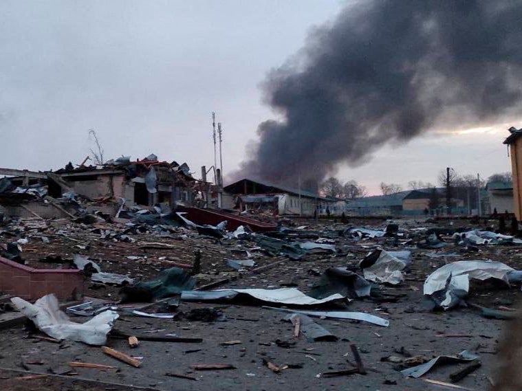 Sale humo de edificios dañados luego de un ataque a la base militar de Yavoriv