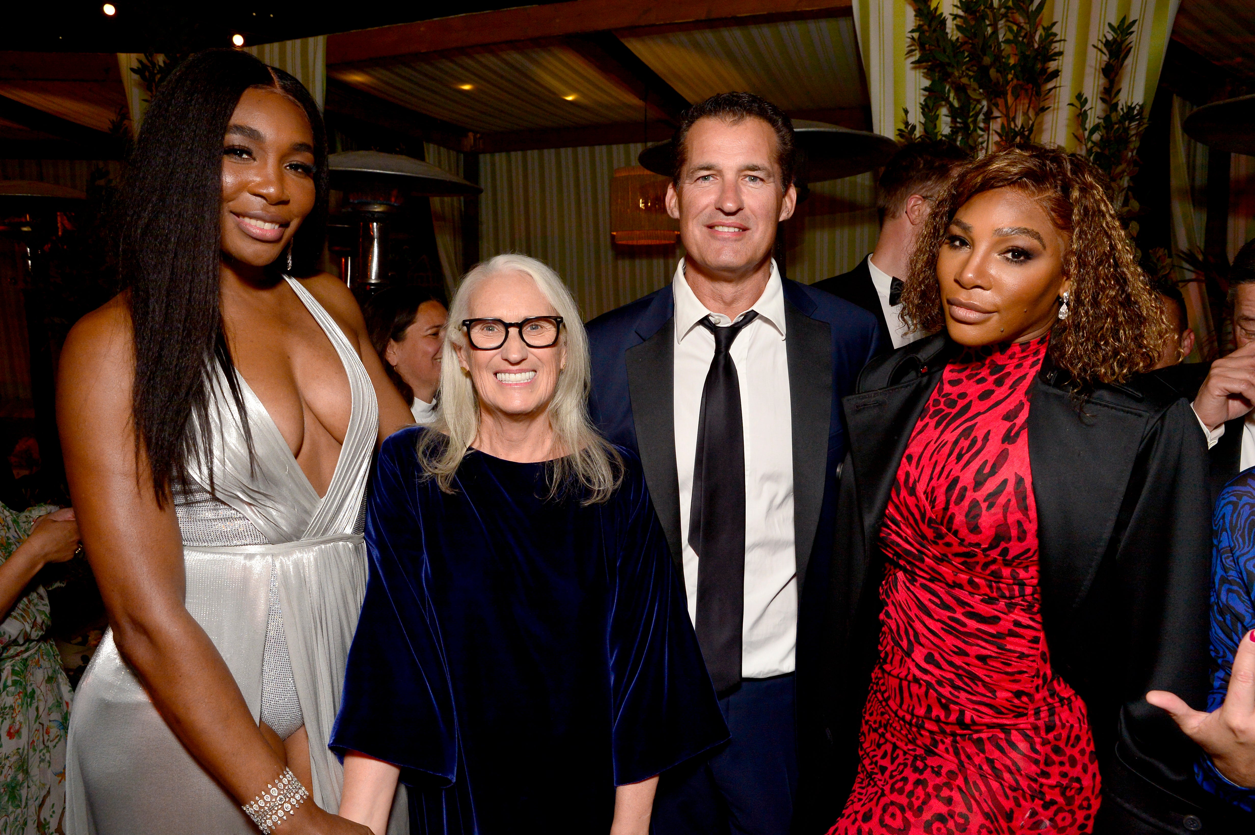 De izq. a dch.: Venus Williams, Jane Campion, Scott Stuber de Netflix y Serena Williams en la fiesta después de los Critics Choice