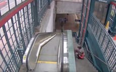 Arrojan a enfermera por las escaleras en brutal ataque en estación de tren captado en vídeo
