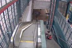 Arrojan a enfermera por las escaleras en brutal ataque en estación de tren captado en vídeo
