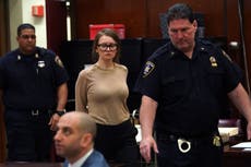 El padre de Anna Delvey dice que la falsa heredera “quería vivir como Paris Hilton”